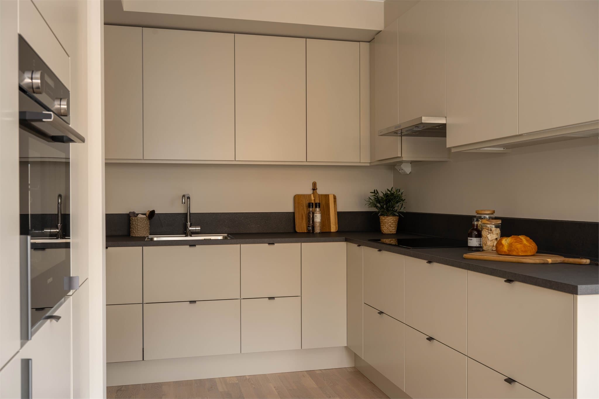 Kjøkken av høy kvalitet levert av Marbodal med integrerte hvitevarer fra Siemens.