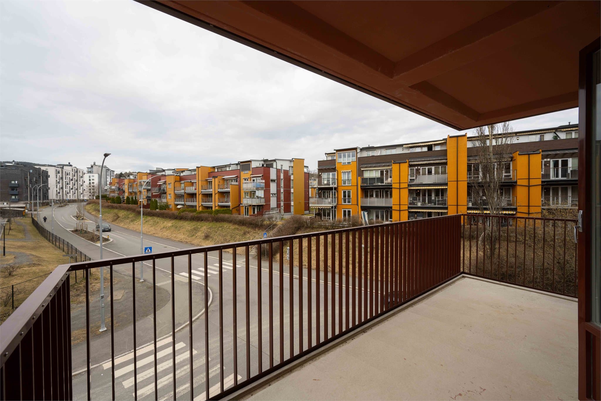 Romslig overbygget balkong med gode møbleringsmuligheter.