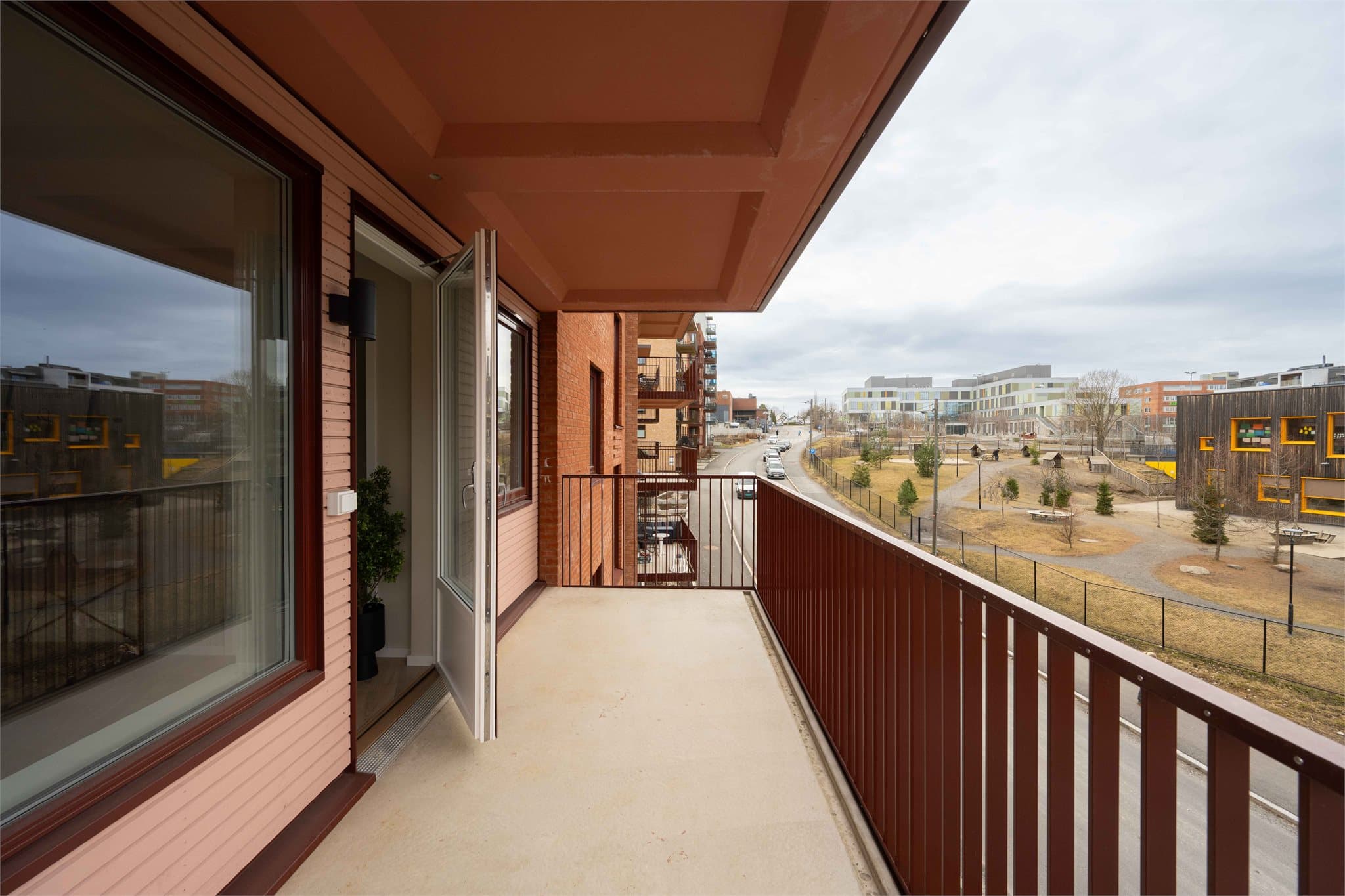 Her får du en rålekker, splitter ny og svanemerket 5-roms hjørneleilighet.