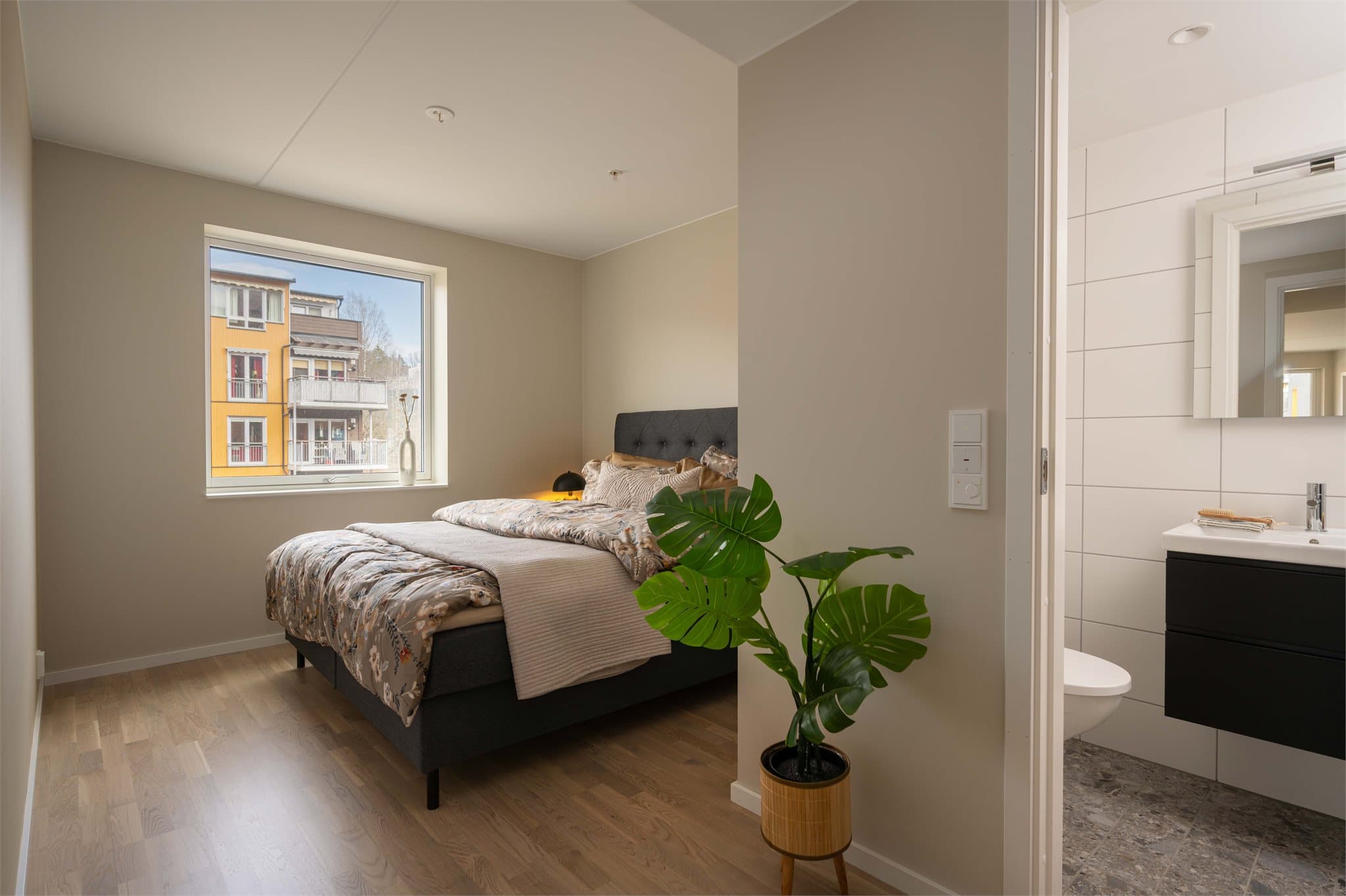 Hovedsoverommet er romslig og har en praktisk, privat løsning med direkte adkomst til eget bad.