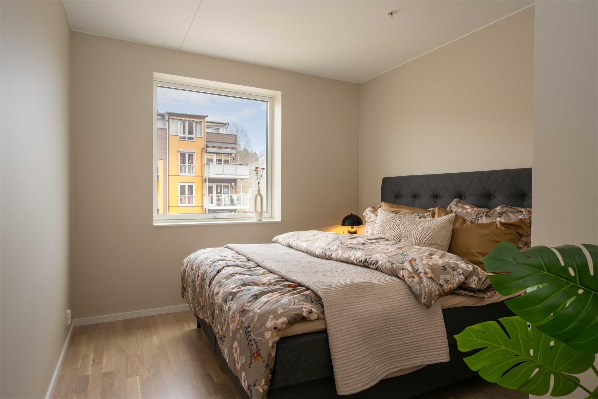 Rommet har god plass til dobbeltseng og tilhørende møblement.