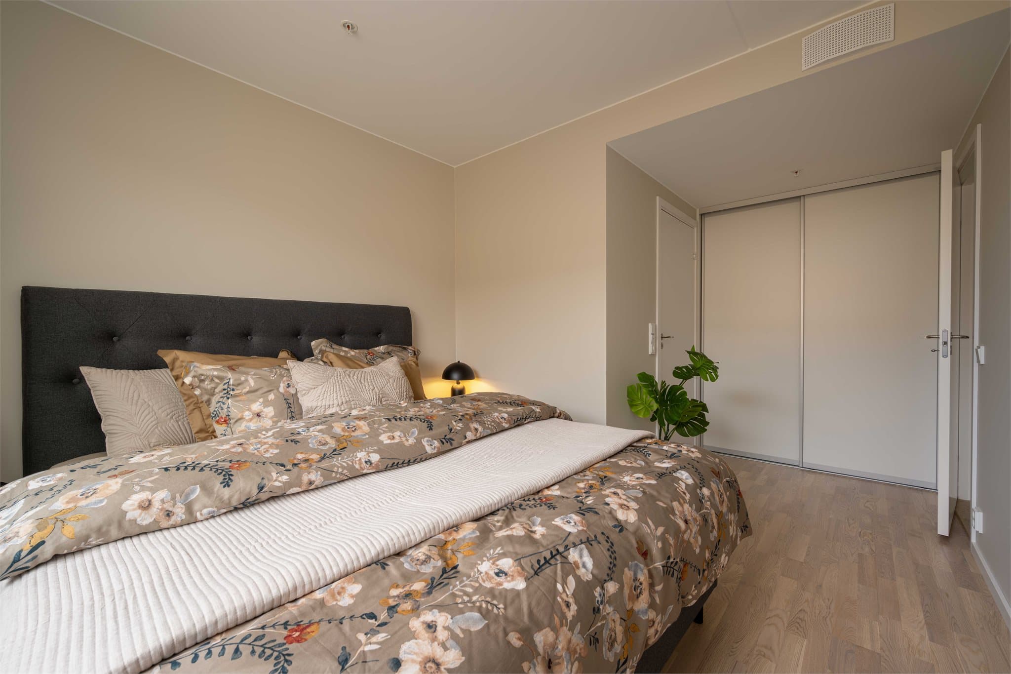 Den store skyvedørsgarderoben gir utmerket oppbevaringsplass på hovedsoverommet.