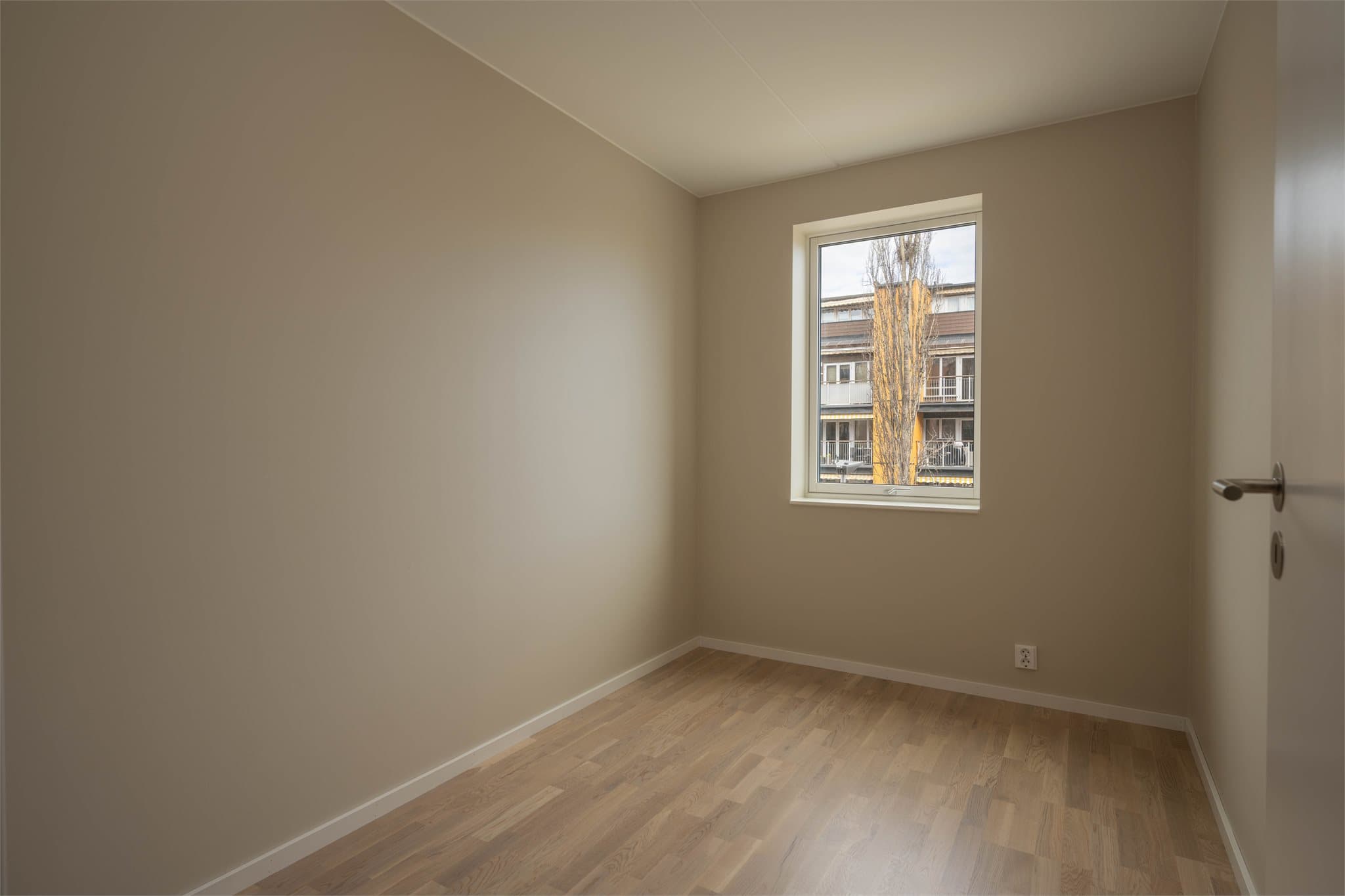 Leilighetens andre soverom passer utmerket som barnerom, gjesterom eller kontor.