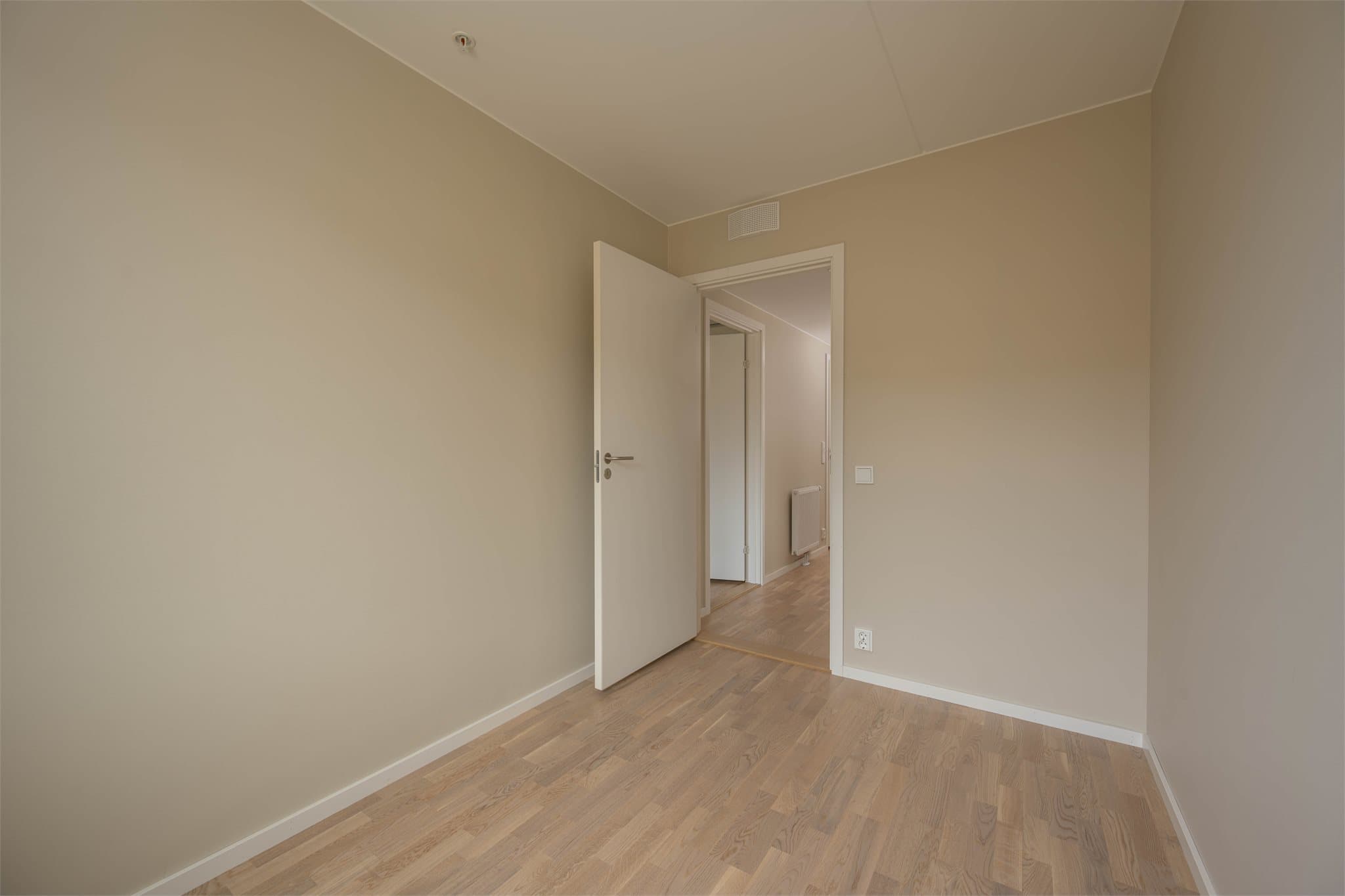 Også her er det eikeparkett på gulvet og malte, slette vegger.