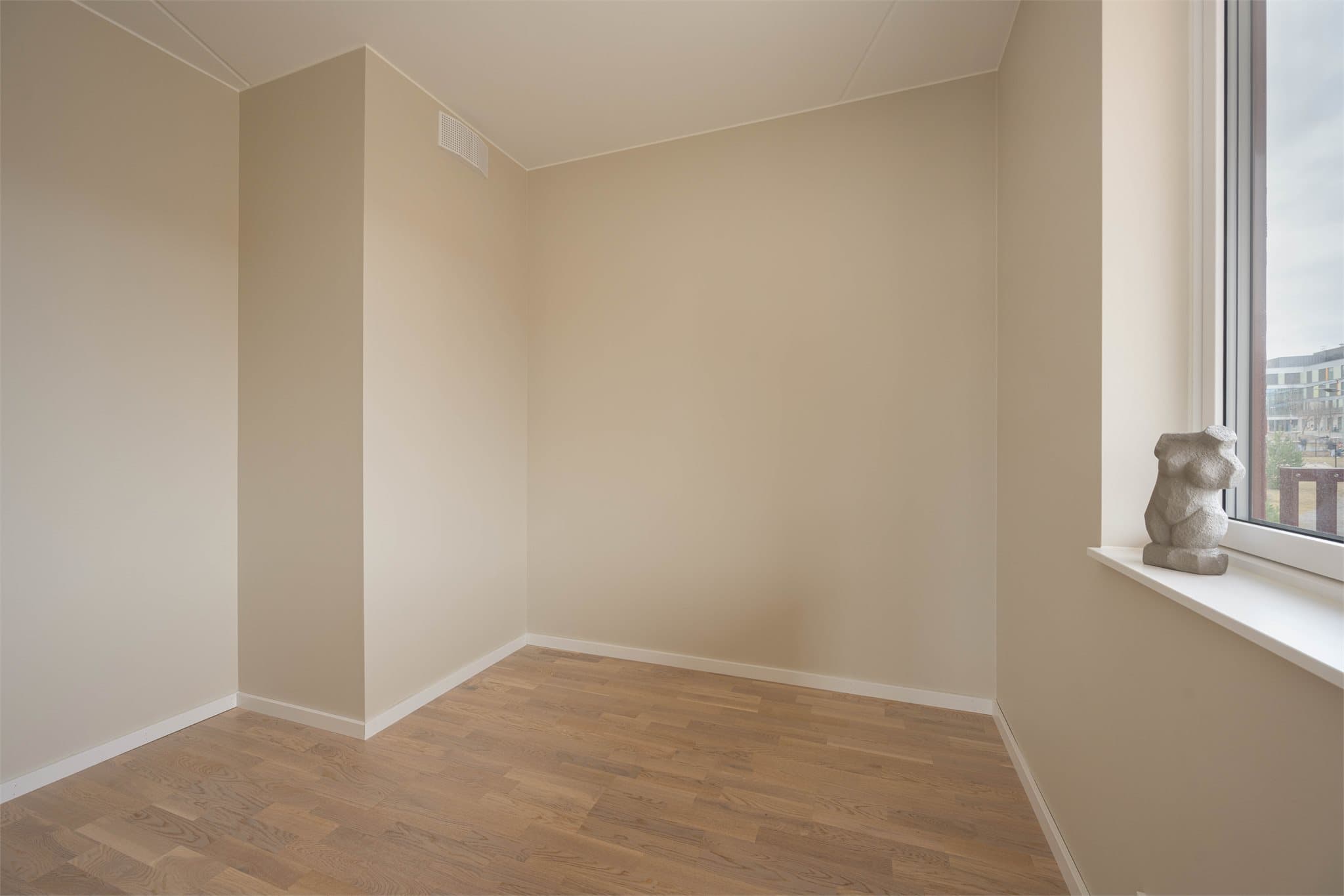 Det fjerde soverommet er et fleksibelt rom som kan benyttes som kontor, lekerom eller en mindre soveplass.