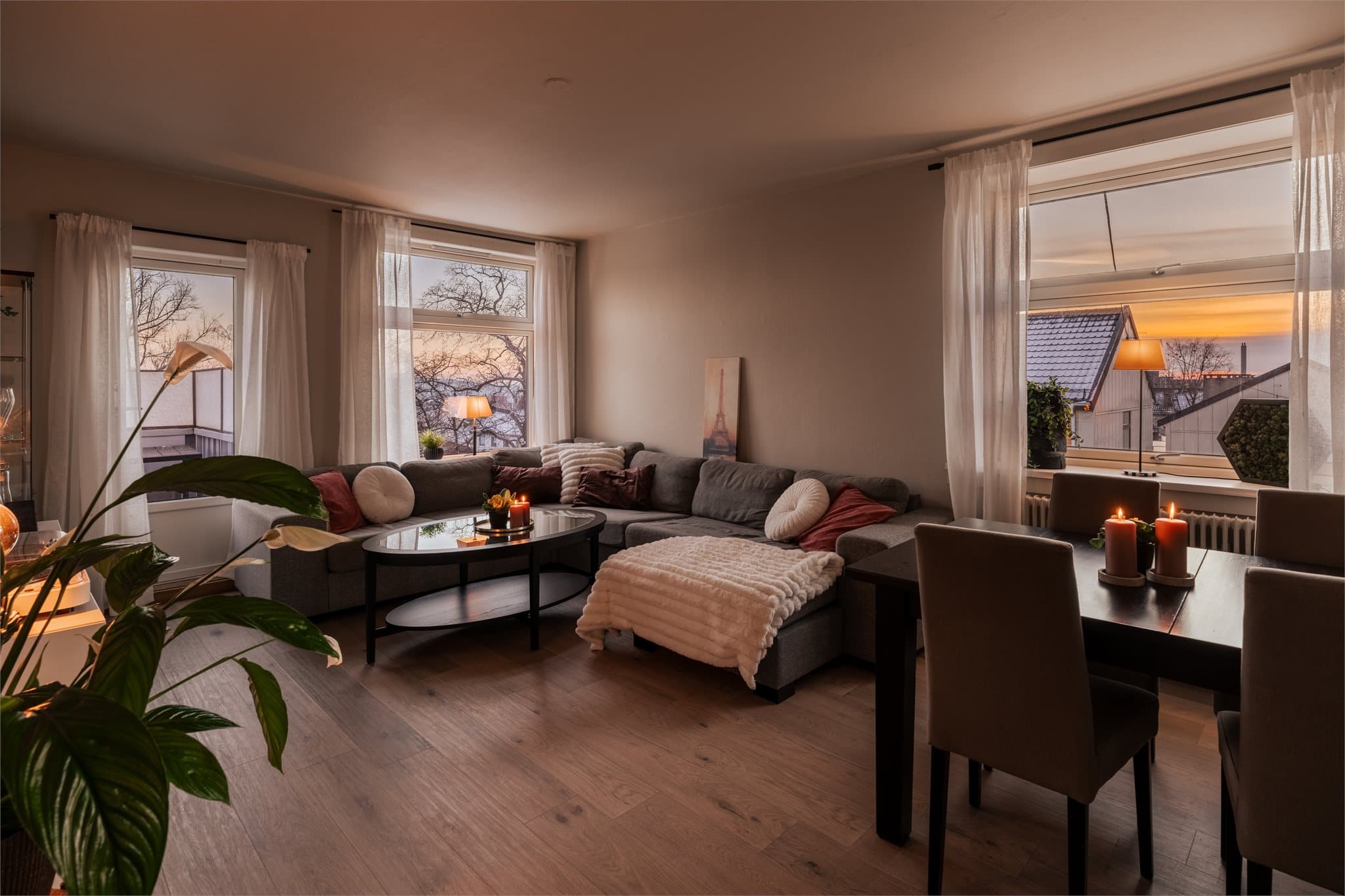 Leiligheten har en separat og romslig stue med god plass til både sofagruppe og spisebord.