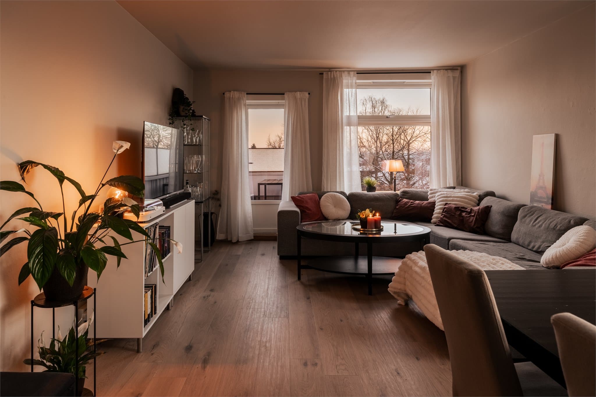 I 2020 ble det lagt nytt laminatgulv i stue, gang og på kjøkken, som gir et helhetlig inntrykk.