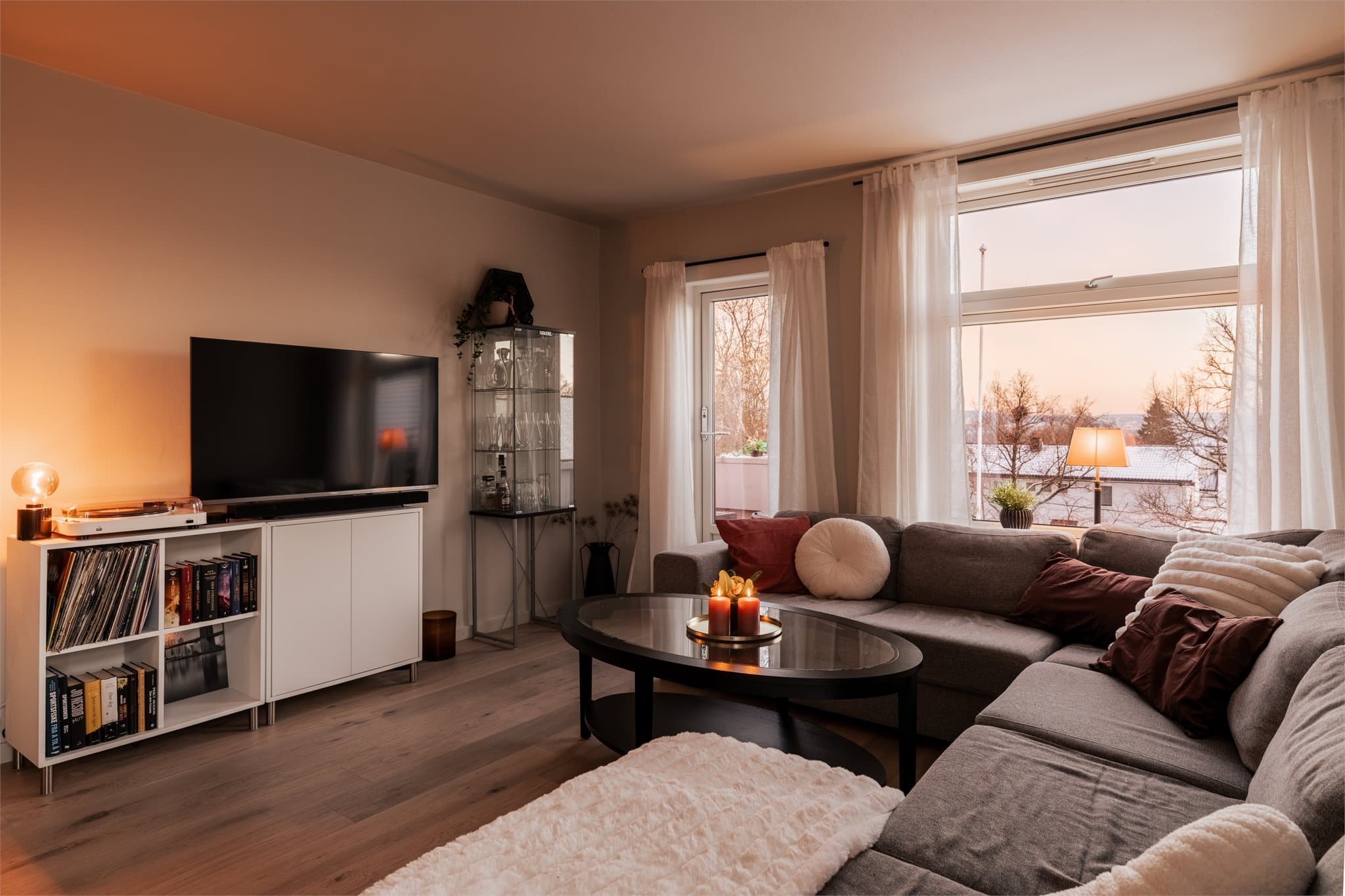 Vinduene med 2-lags glass er fra 2014 og slipper inn godt med lys.