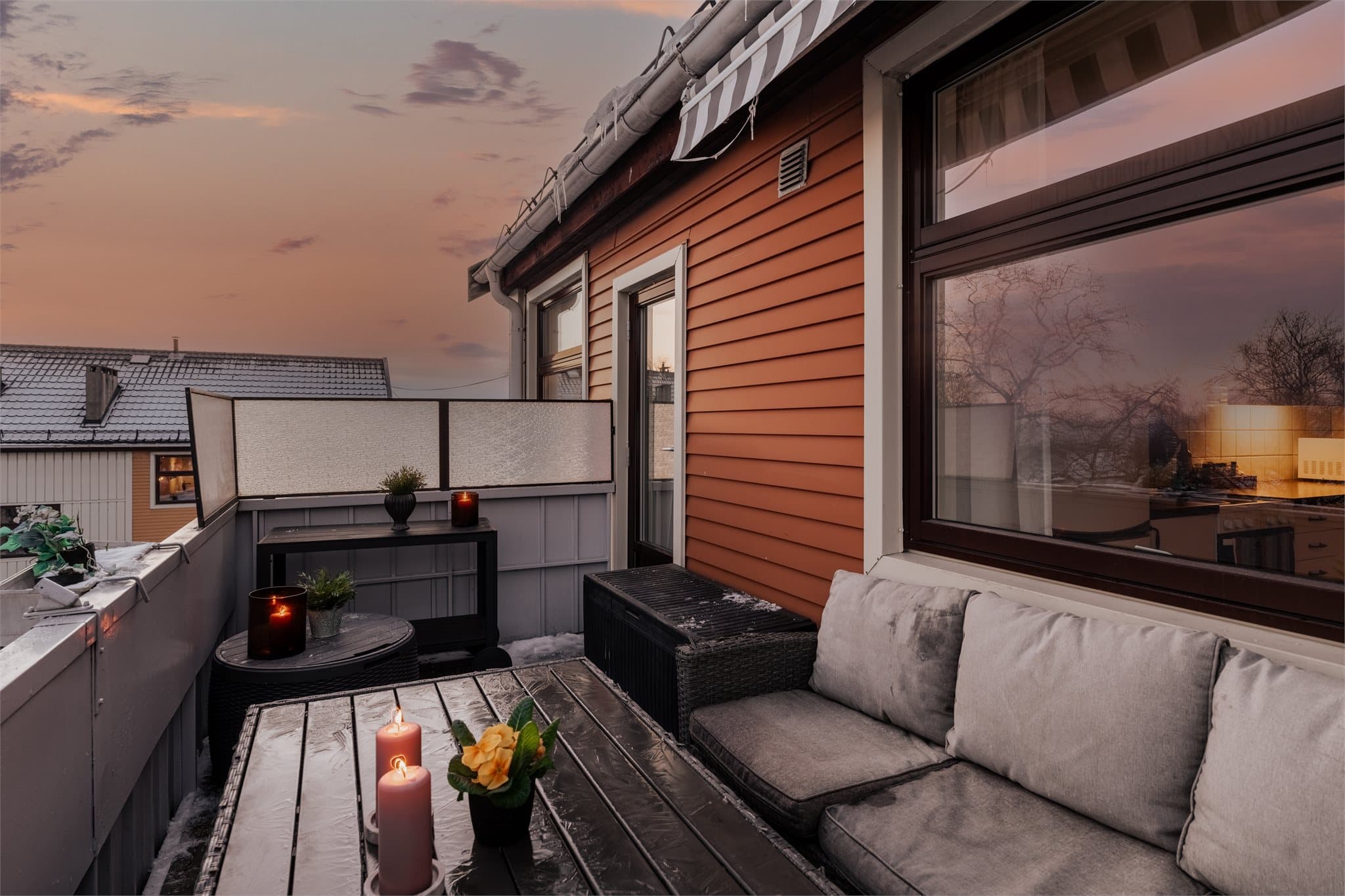 Balkongen ble oppgradert i 2025 med nytt gulv og nymalte overflater.