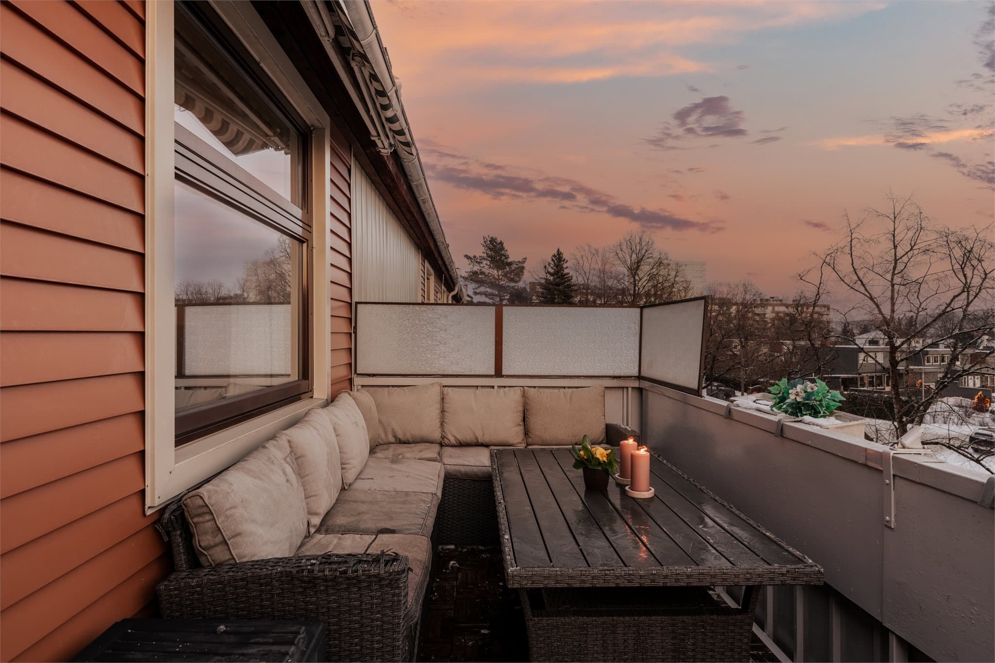 Den romslige balkongen på ca. 9 m² har god plass til en utendørs sittegruppe.