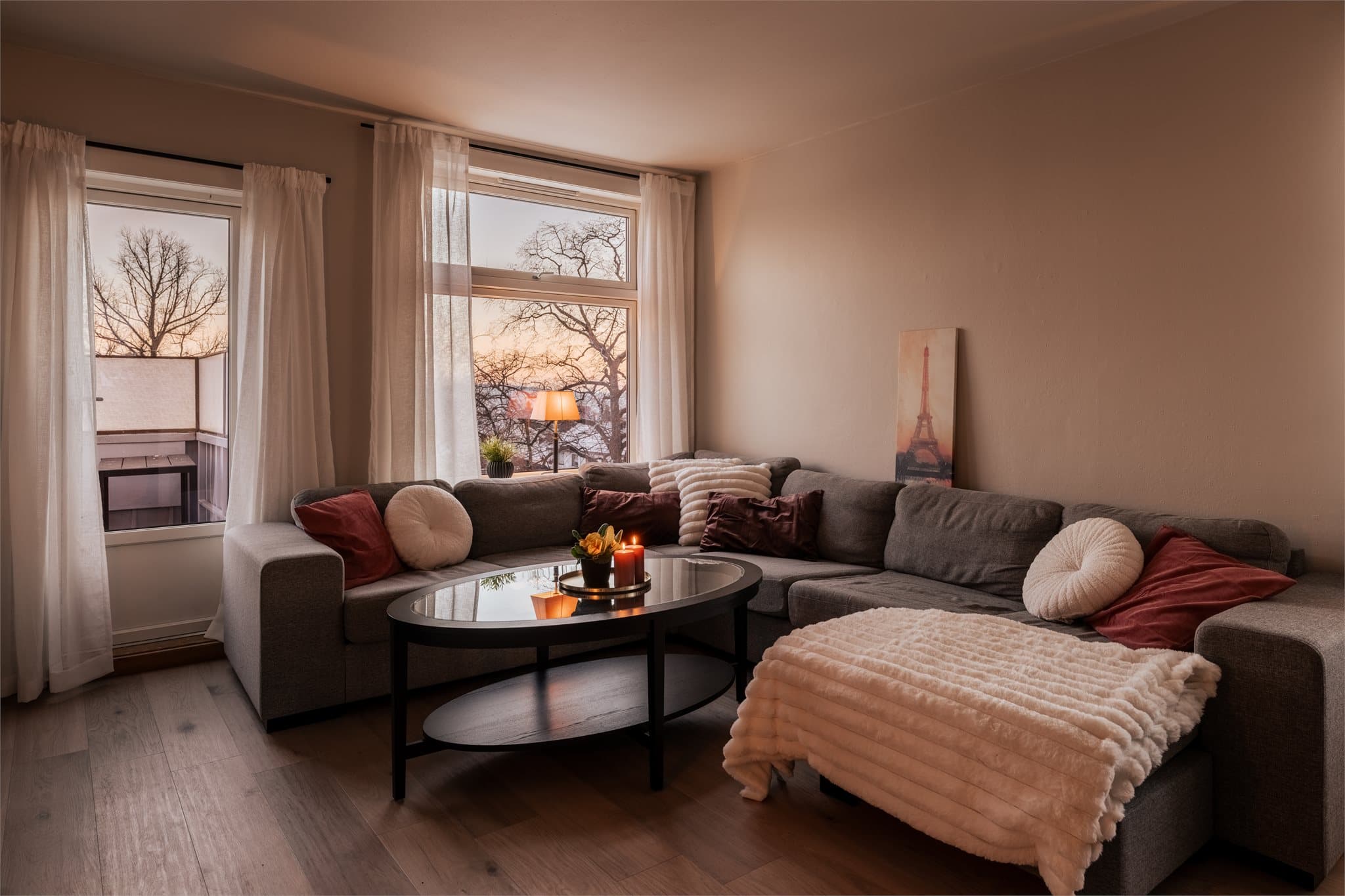 Fra stuen er det direkte utgang til den sydøstvendte balkongen.