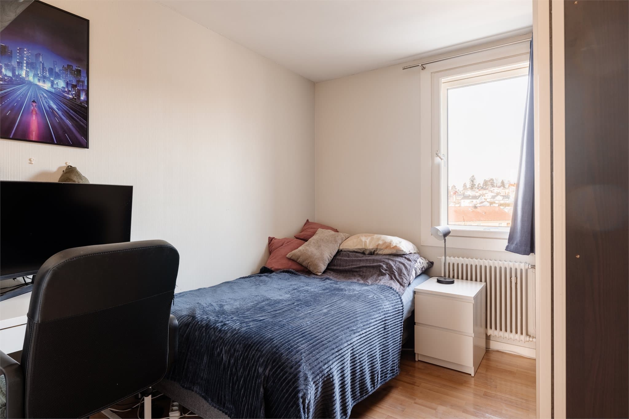 Leiligheten har tre soverom, som gir fleksibilitet for familier, par eller til hjemmekontor.