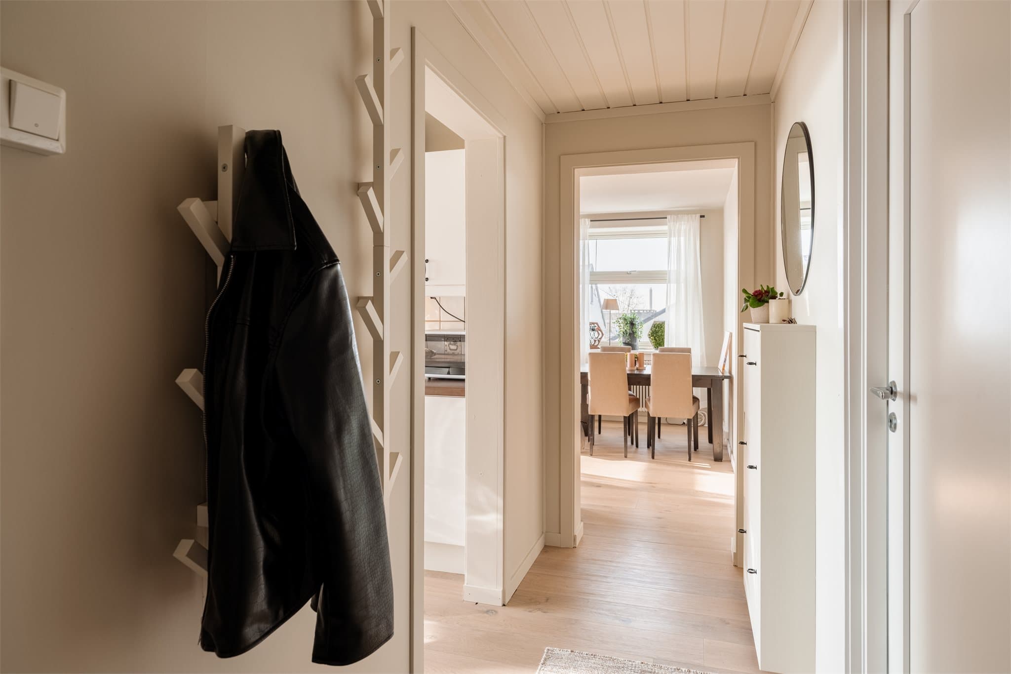 Entreen er åpen og luftig, med plass til sko og yttertøy.