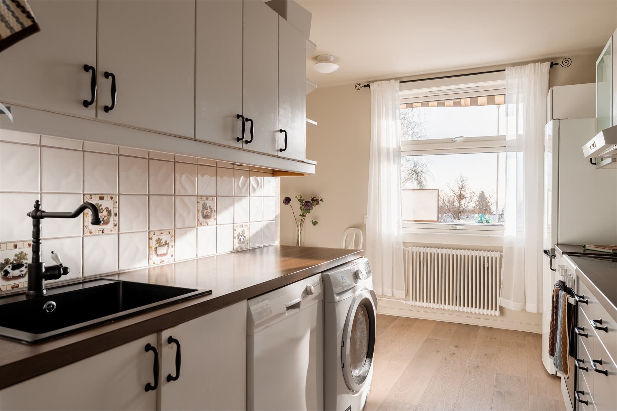 Kjøkkenet har opplegg for vaskemaskin og er utstyrt med kullfilterventilator over kokesonen.