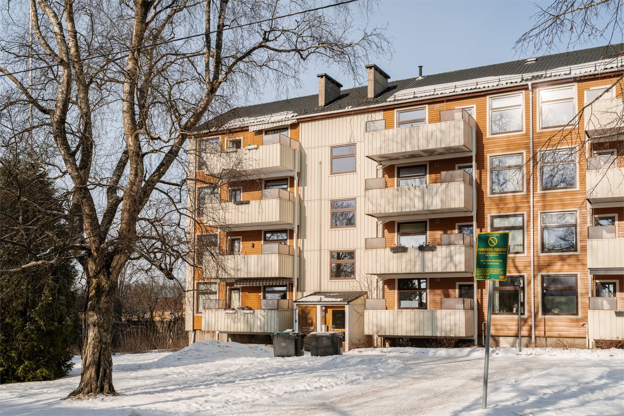 Kollektivtilbudet er godt med hyppige bussavganger fra Bjerke, kun få minutters gange unna.