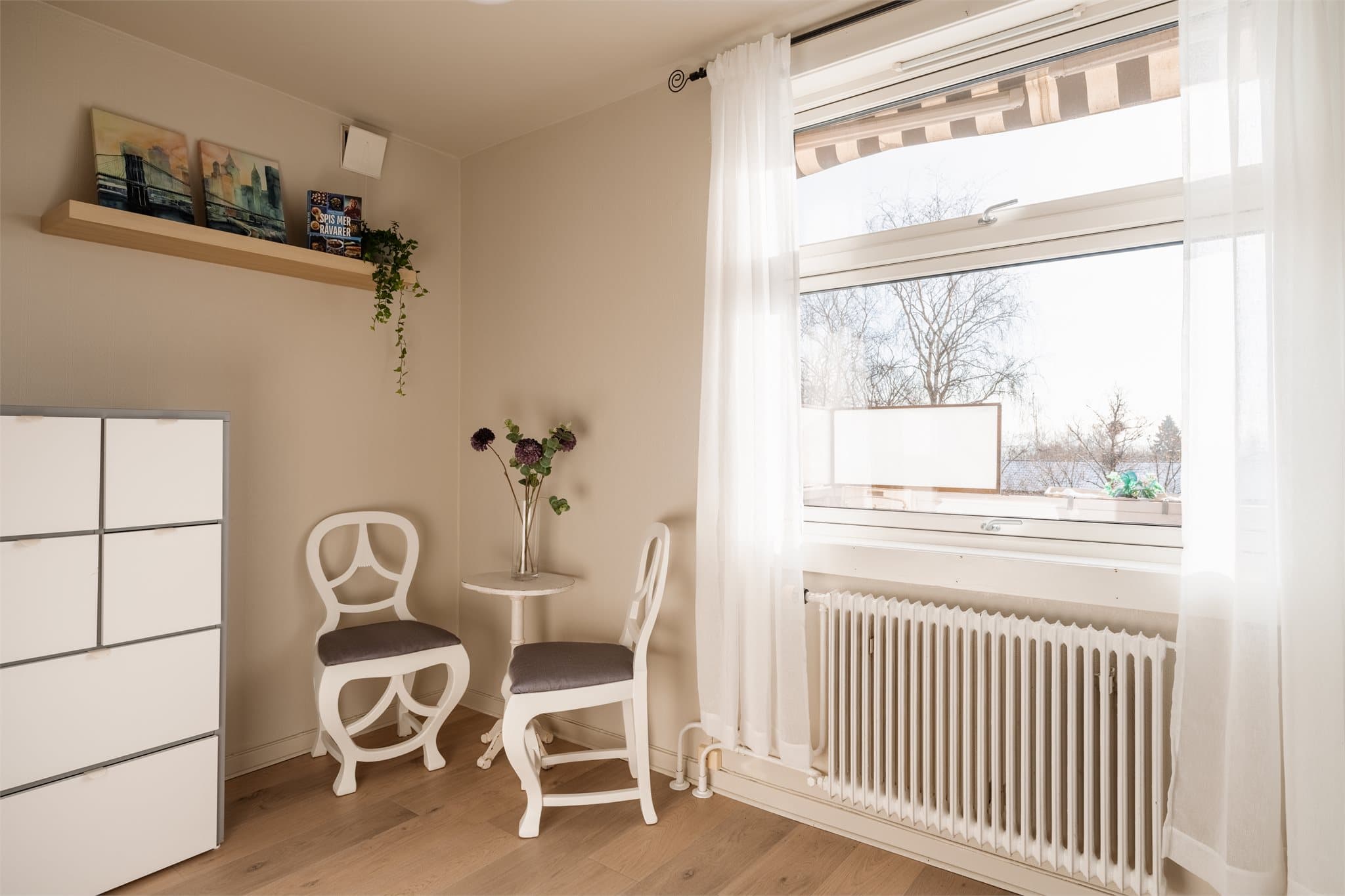 En liten spiseplass ved vinduet på kjøkkenet gir rom for en hyggelig frokostkrok.