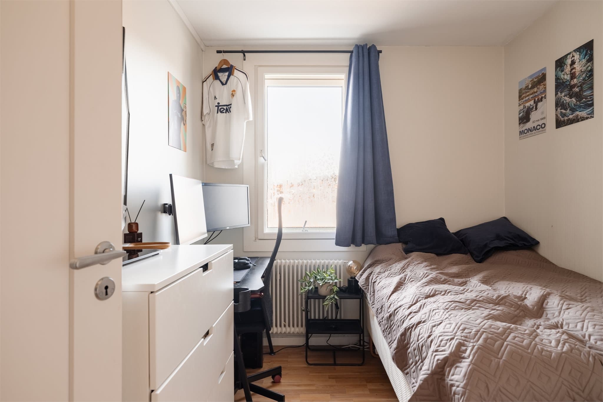 Et av de tre soverommene, med plass til seng og oppbevaringsløsninger.