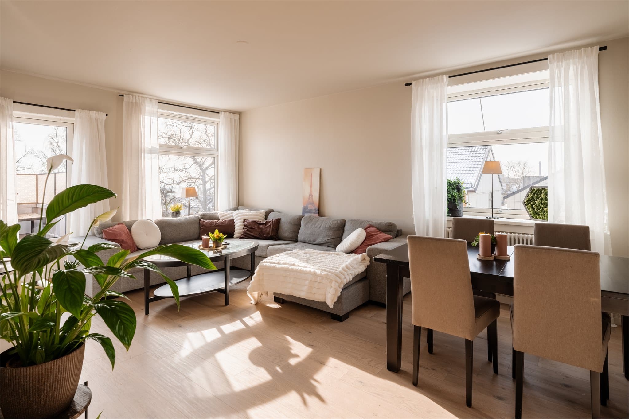 Stuen har en takhøyde på 2,46 meter, som bidrar til en luftig romfølelse.