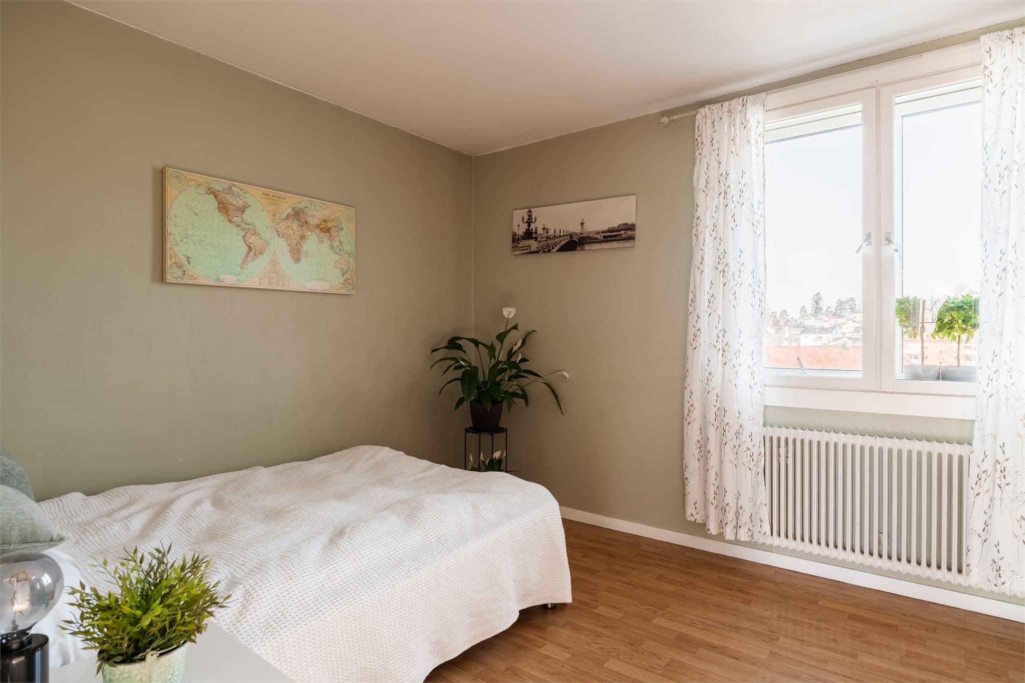 Hovedsoverommet har god plass til dobbeltseng og garderobeløsning.