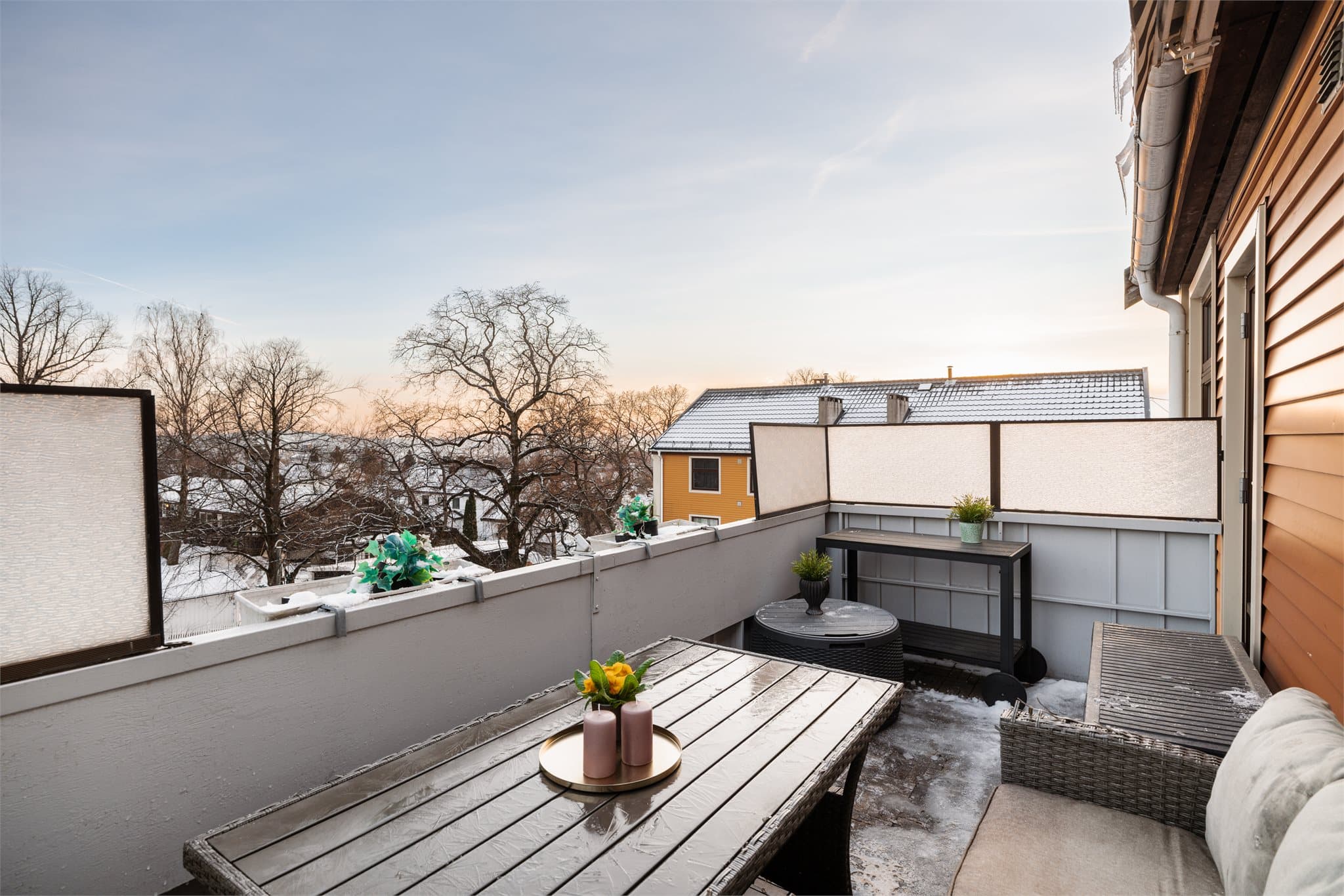 Den sydøstvendte balkongen har flott utsikt over nærområdet.