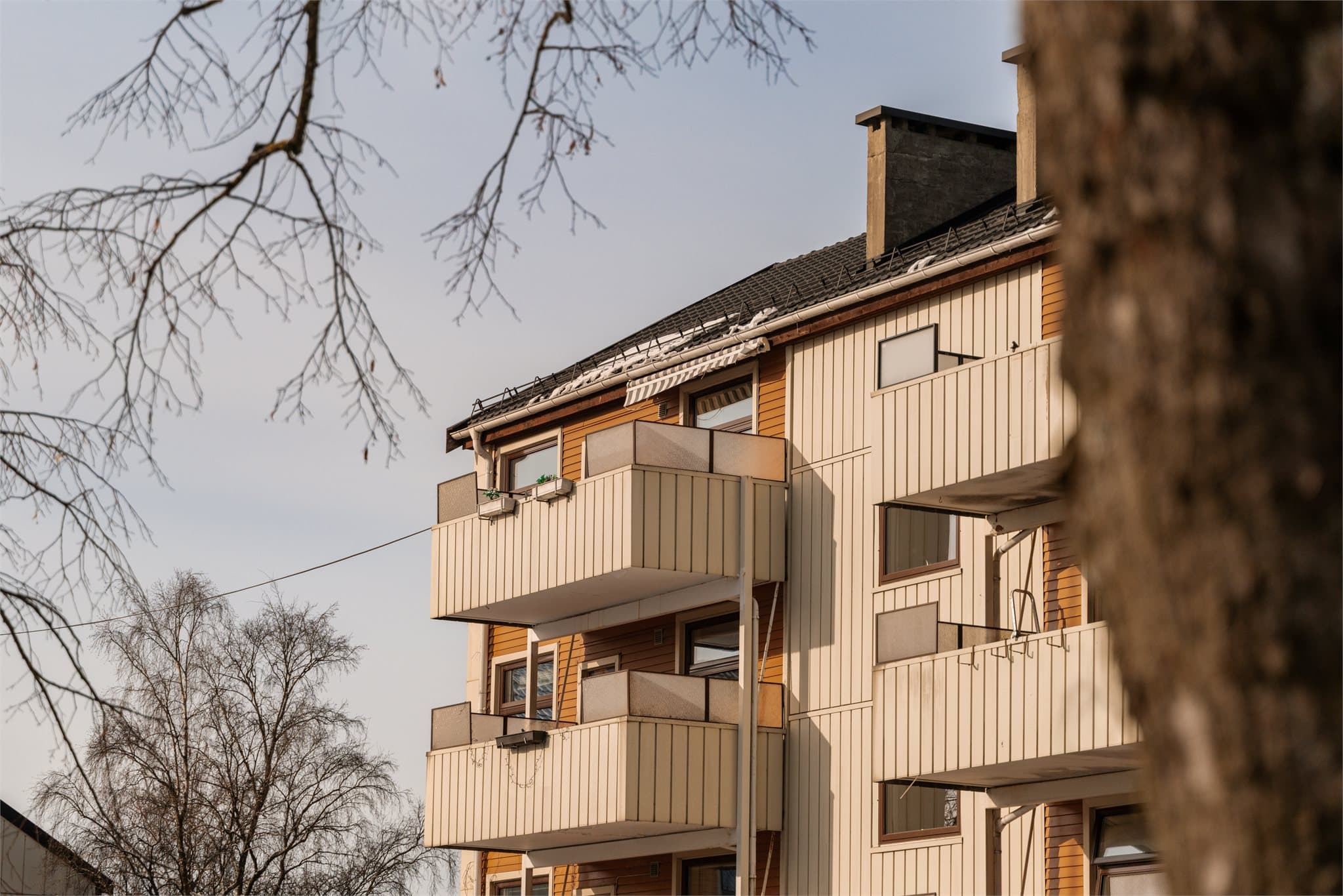 Attraktiv hjørneplassering i øverste etasje gir en åpen og skjermet beliggenhet.