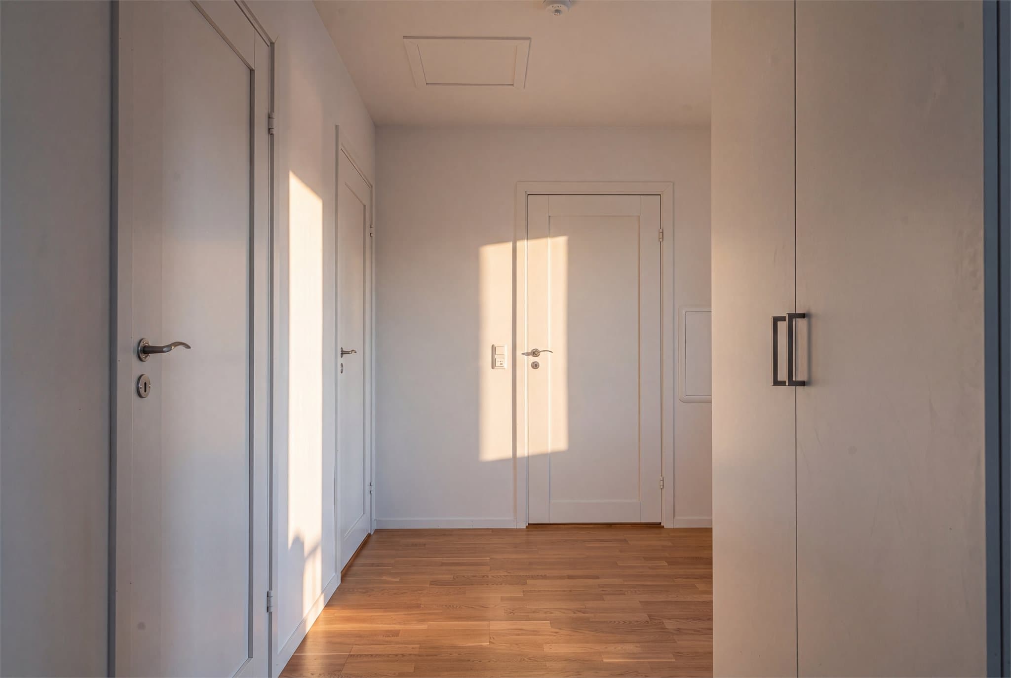 Velkommen inn - stor entré og gang som gi god plass for oppbevaring