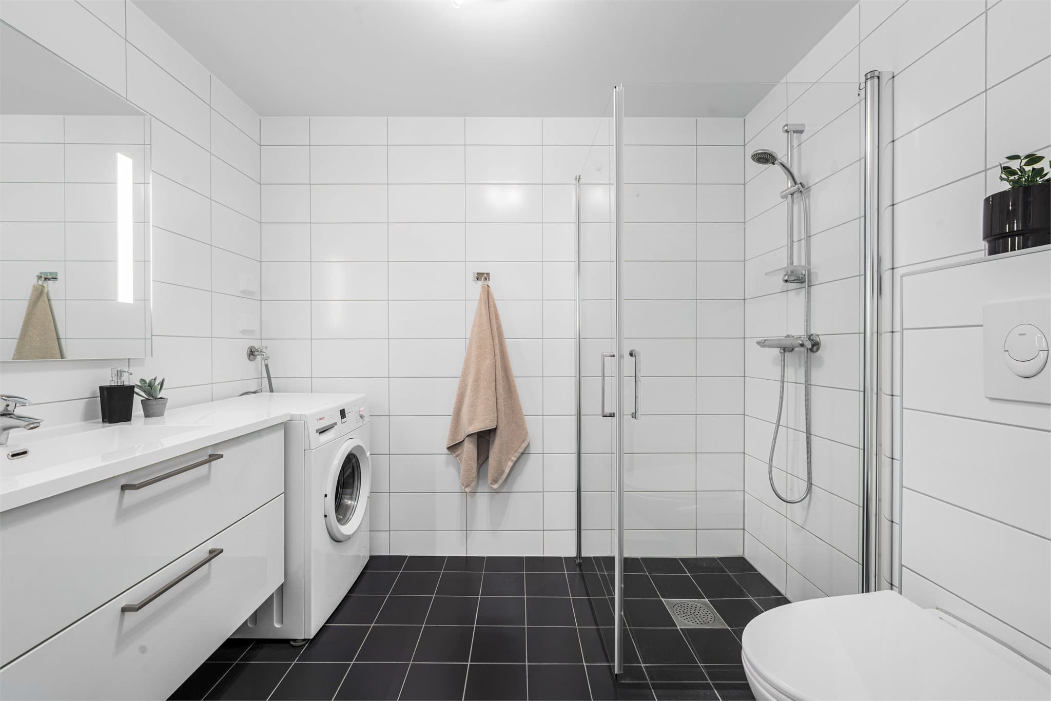 Flislagt og moderne baderom med varme i gulv