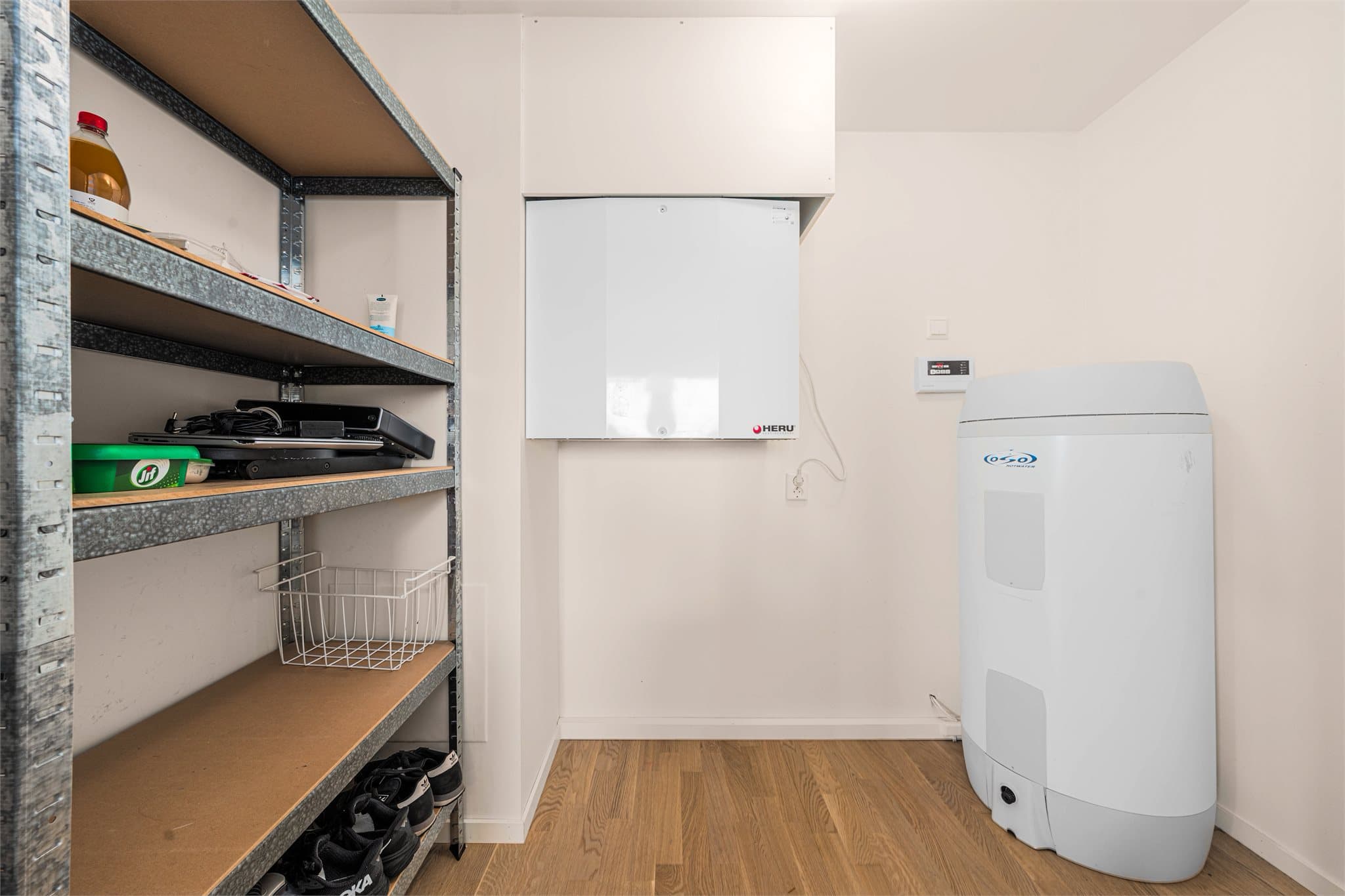 Praktisk innvendig bod i tilknytning til kjøkkenet. Leiligheten har balansert ventilasjon.