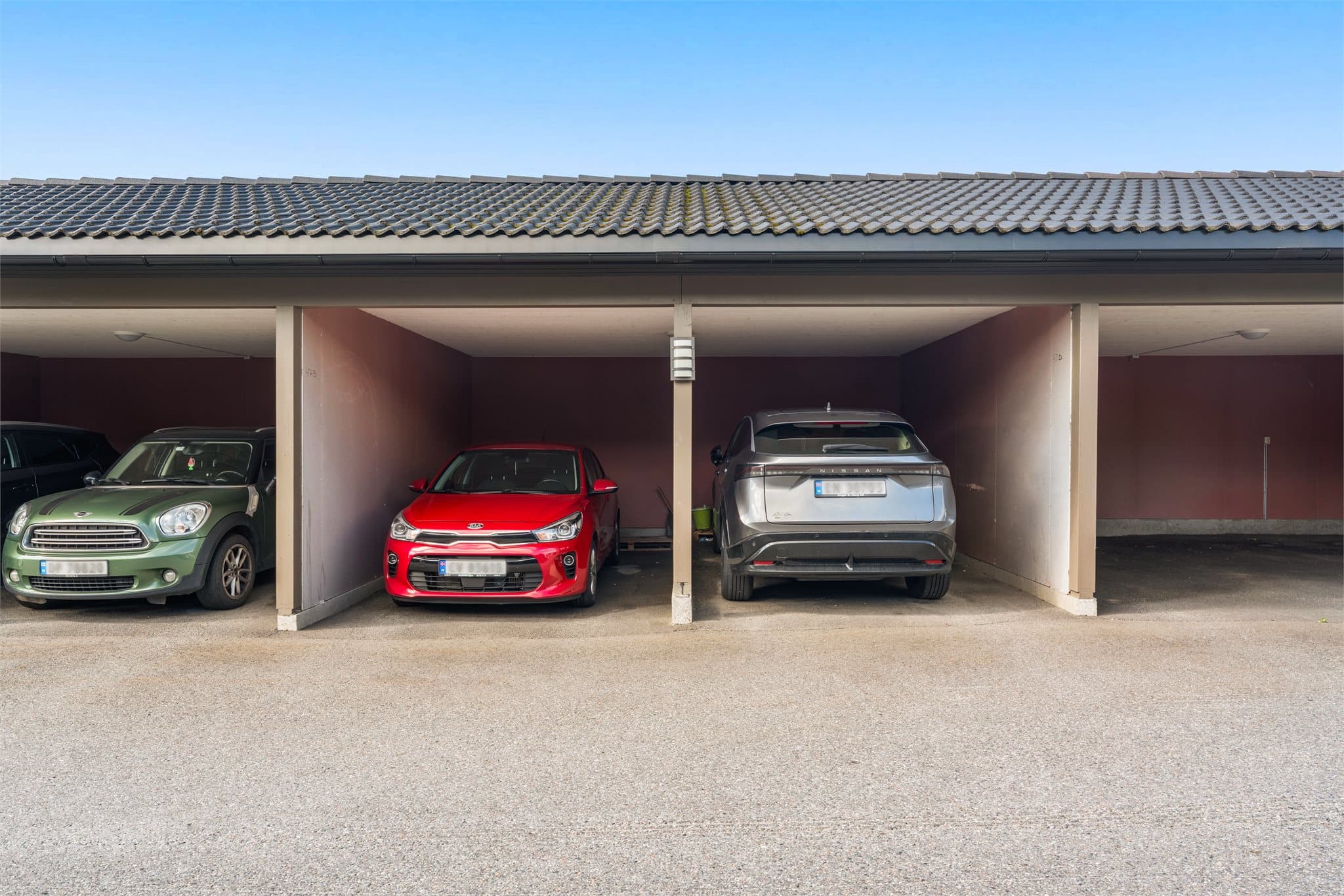 Egen carport i rekke med mulighet for el-billader. Lader kan kjøpes av selger.