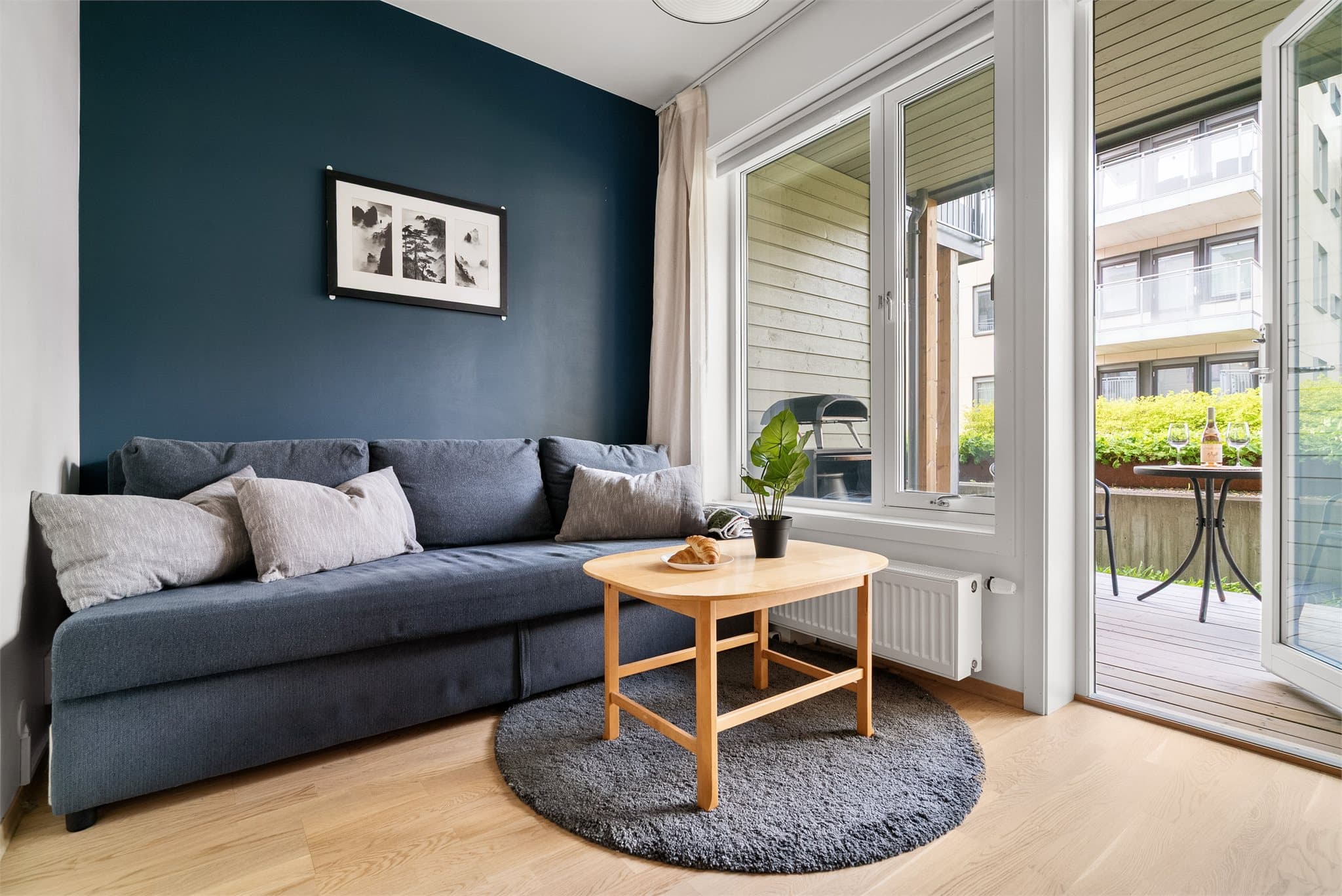 Store vindusflater gir godt med lysinnslipp til stuen.