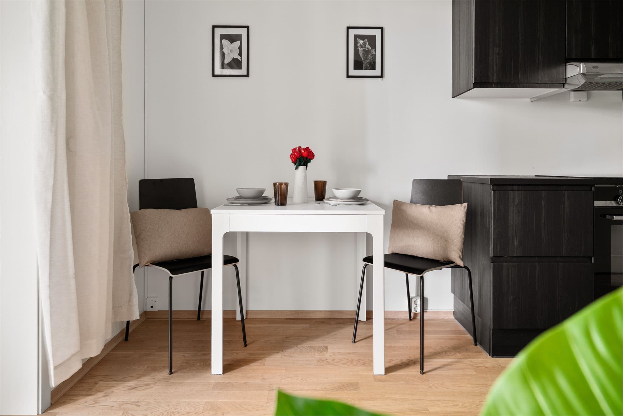Det er plass til en mindre spisegruppe ved kjøkkenet.