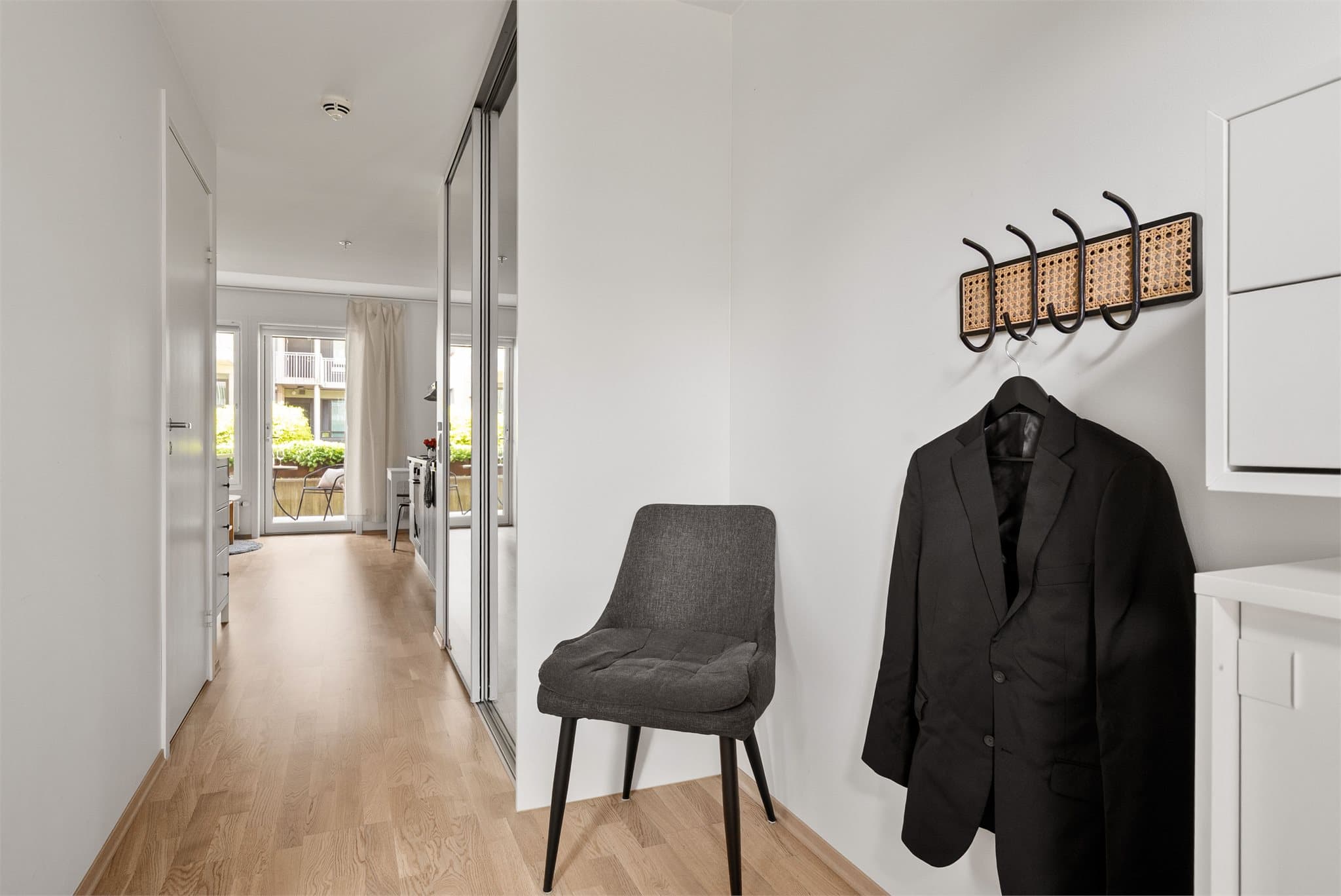 Entréen har skyvedørsgarderobe som sørger for godt med lagringsplass.