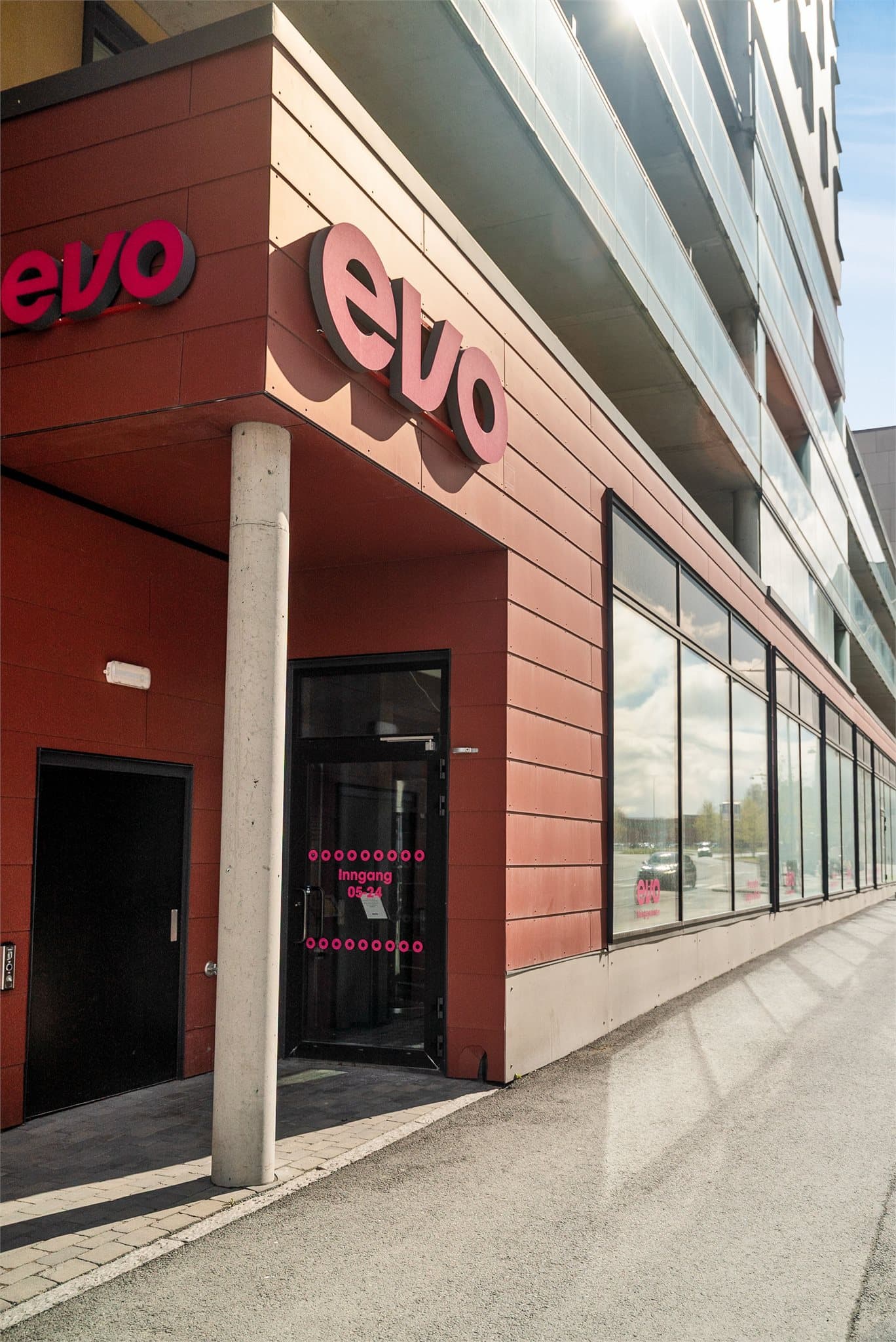 Området byr på gode treningsmuligheter med kort avstand til Evo Sorgenfri, Impulse Lerkendal og TrenHer Nardo.