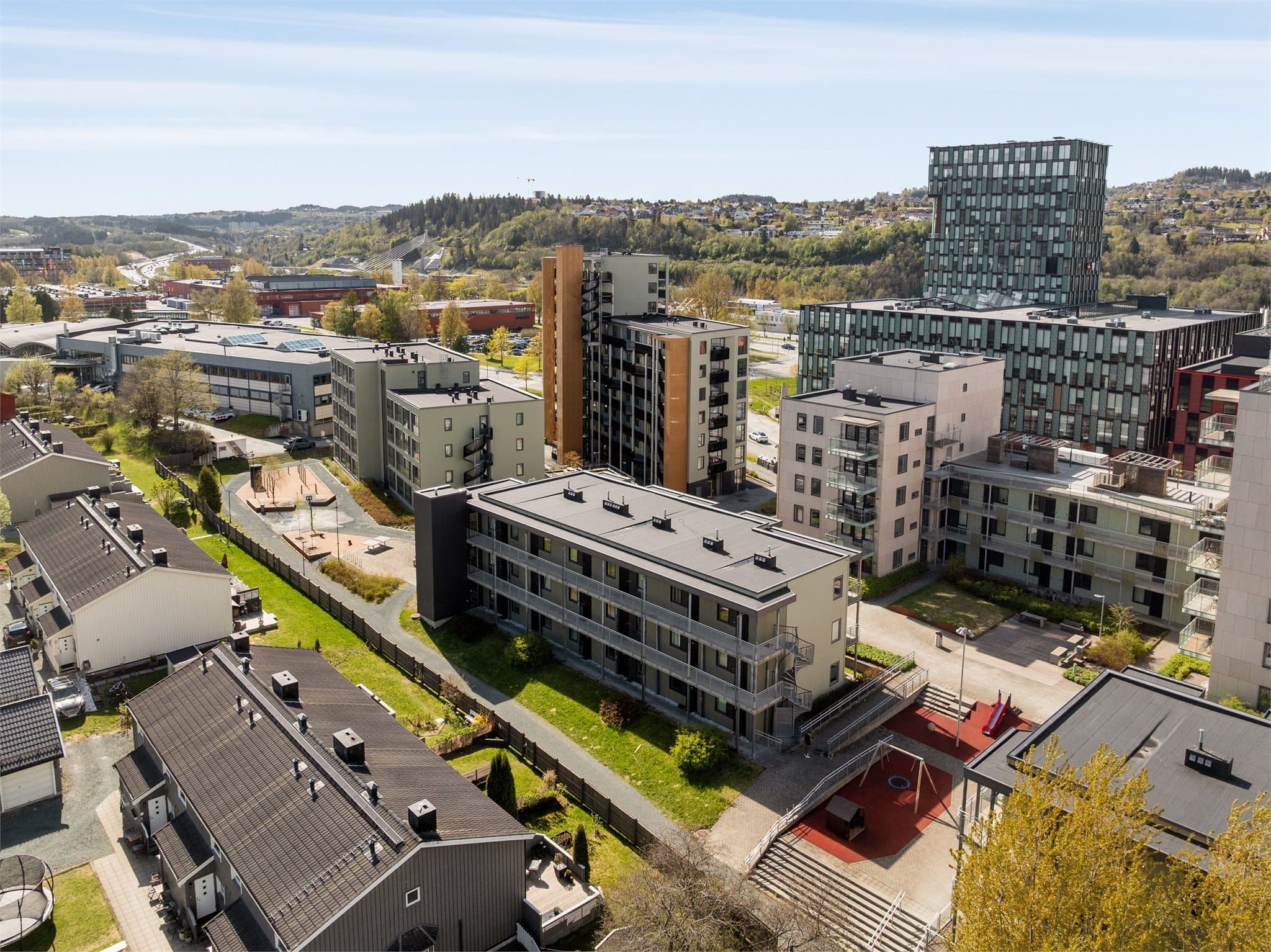 Dagligvarebutikkene Kiwi og Rema 1000 Sorgenfri ligger ca. 2 minutter unna til fots.