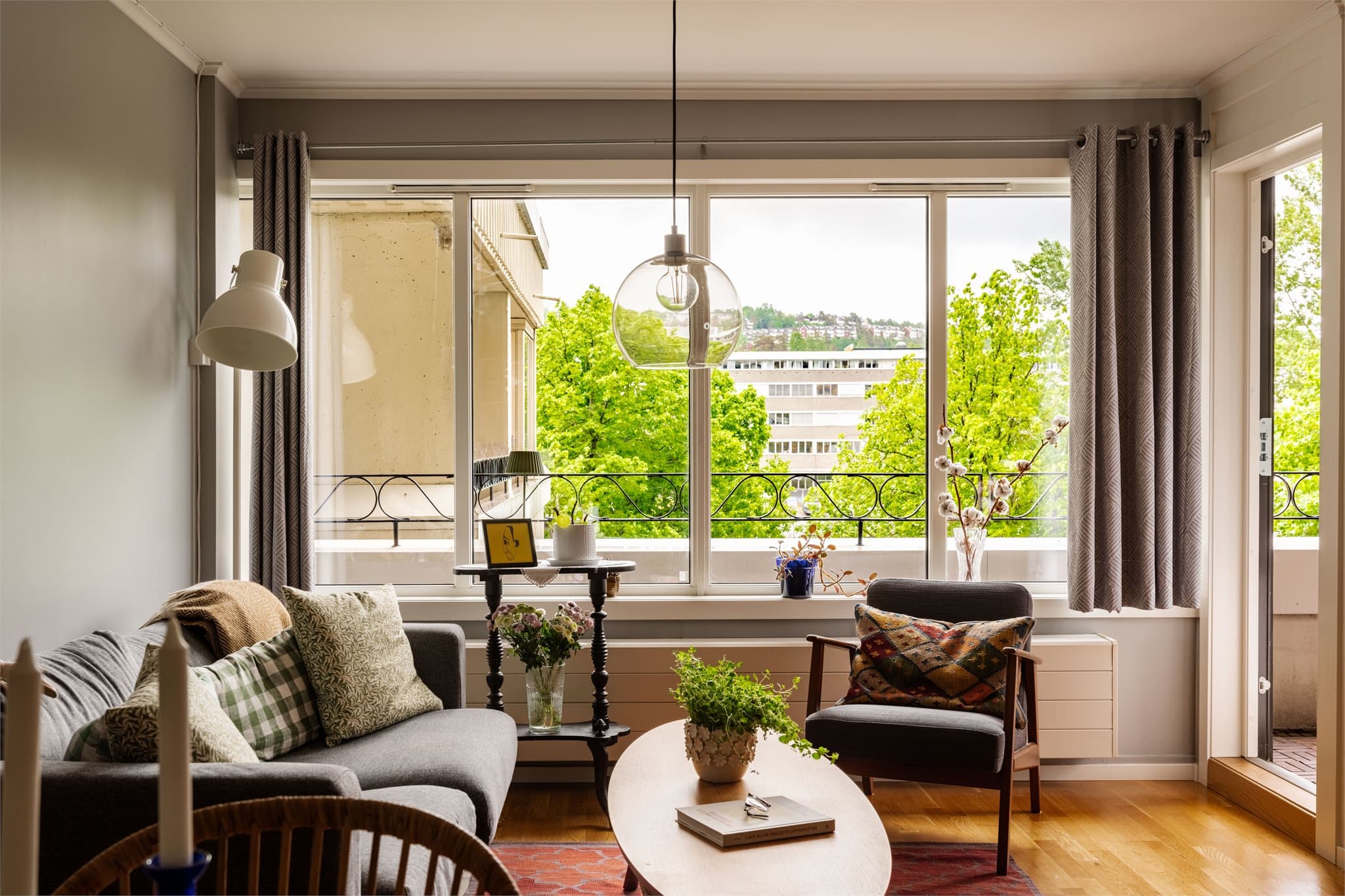 Store vinduer slipper inn rikelig med naturlig lys og gir gode luftemuligheter.