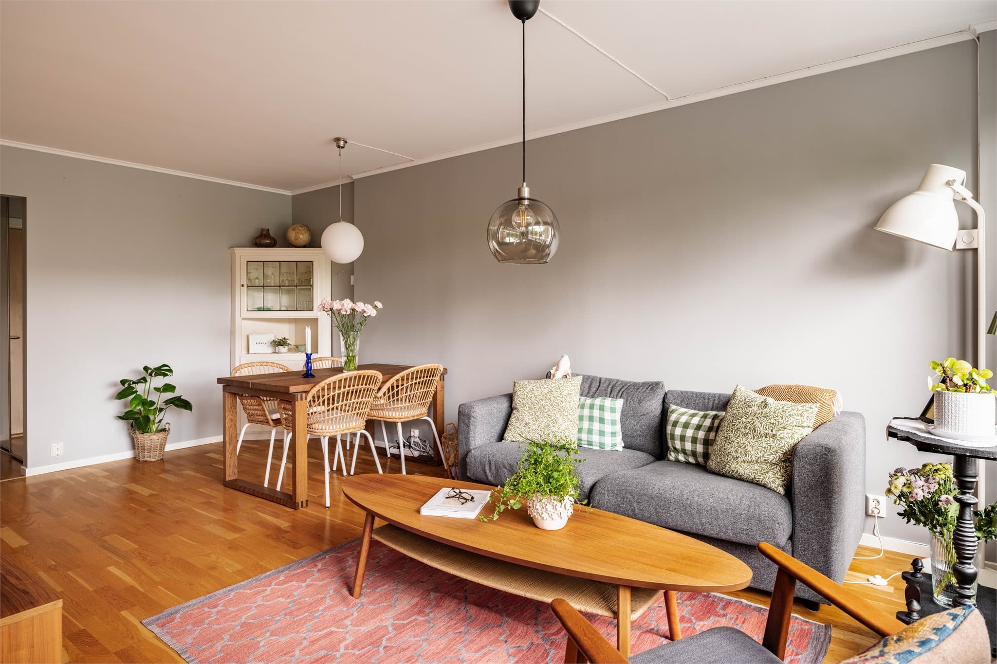 Stuen er romslig og har gode møbleringsmuligheter med plass til både sofa, TV-seksjon og spisebord.