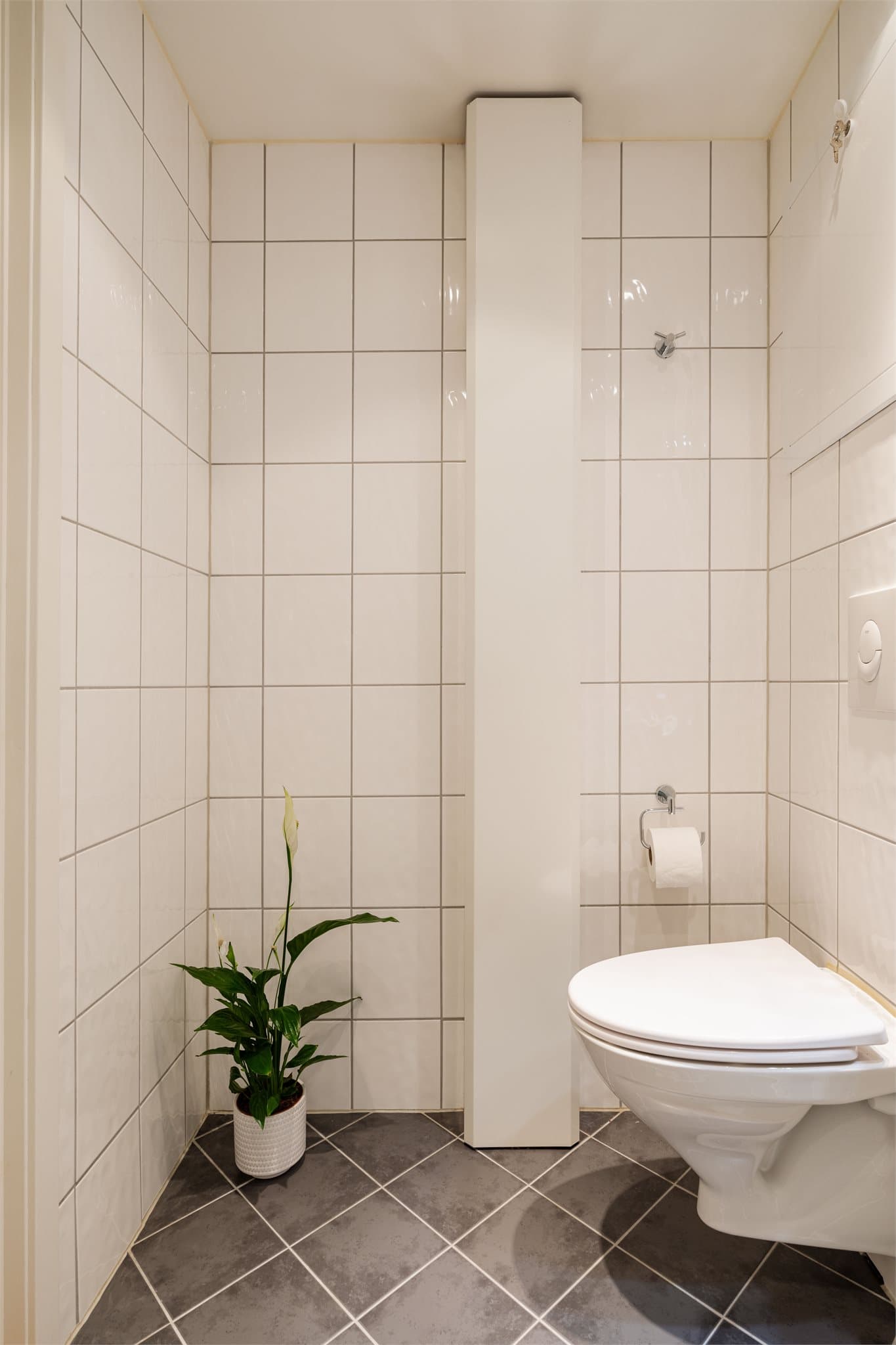 Flislagt gulv med varmekabler som gir god komfort under morgen- og kveldsstellet.