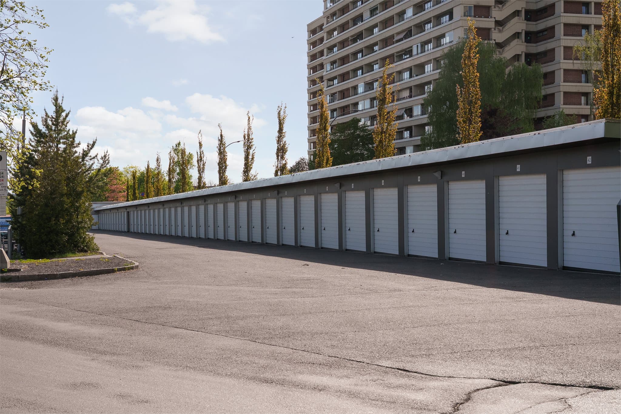 Tidvis muligheter for parkeringsplasser, ellers gateparkering etter gjeldene bestemmelser.