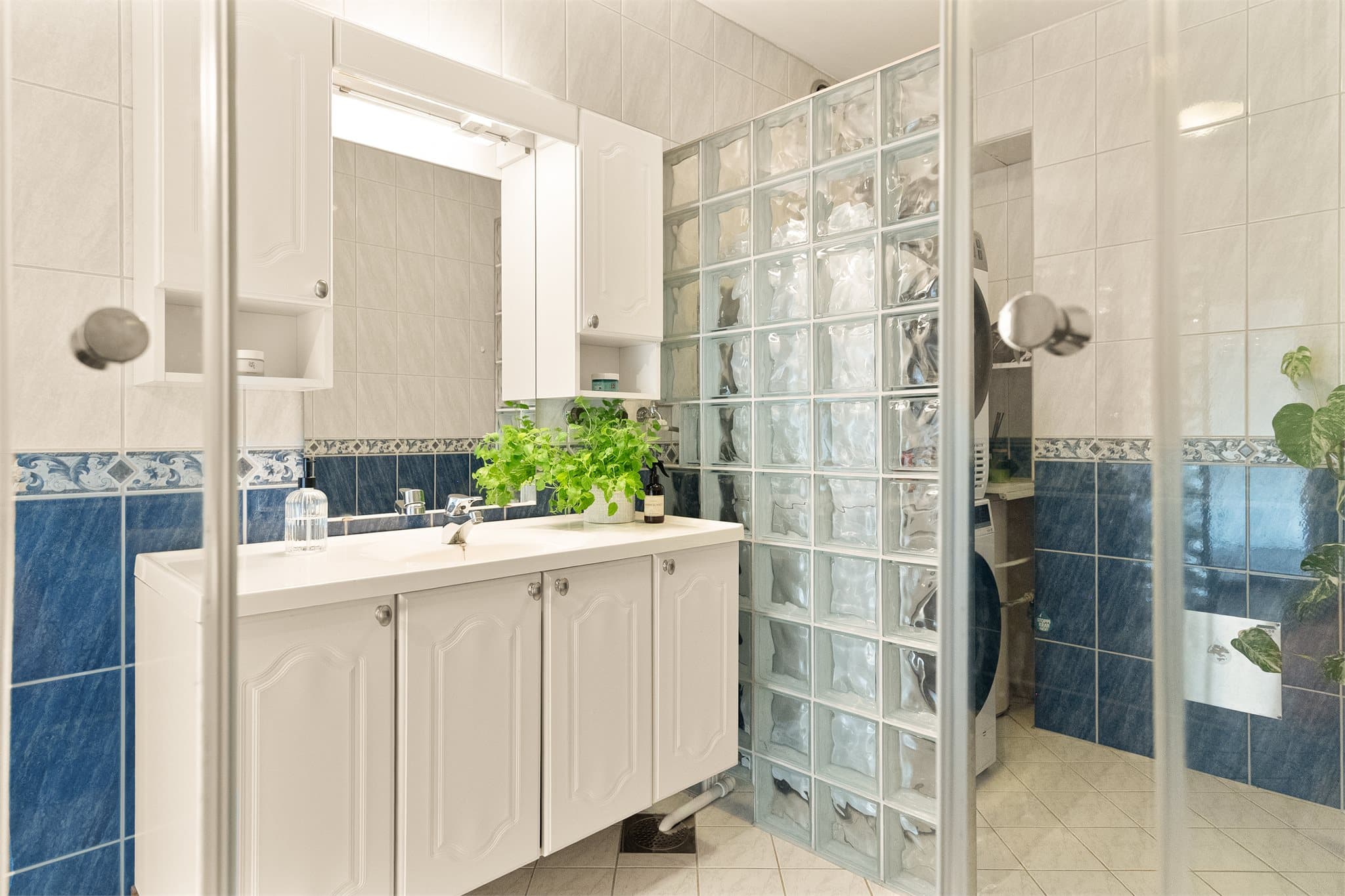 - Badet måler 6,6 m² og har fliser på gulv og vegger -