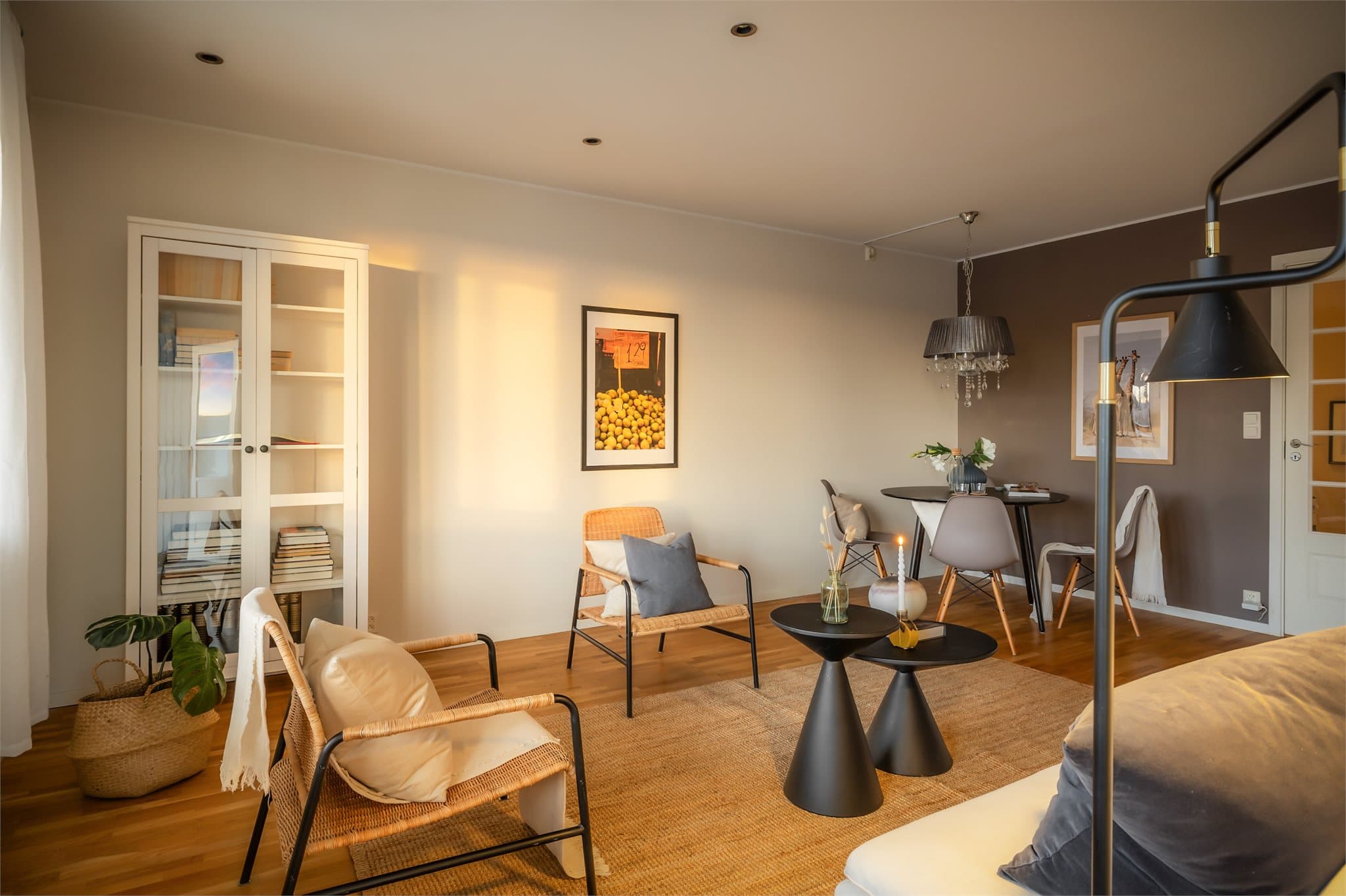 - Stuen har en praktisk løsning med god plass til både sofagruppe og spisebord i hver sin naturlige sone -