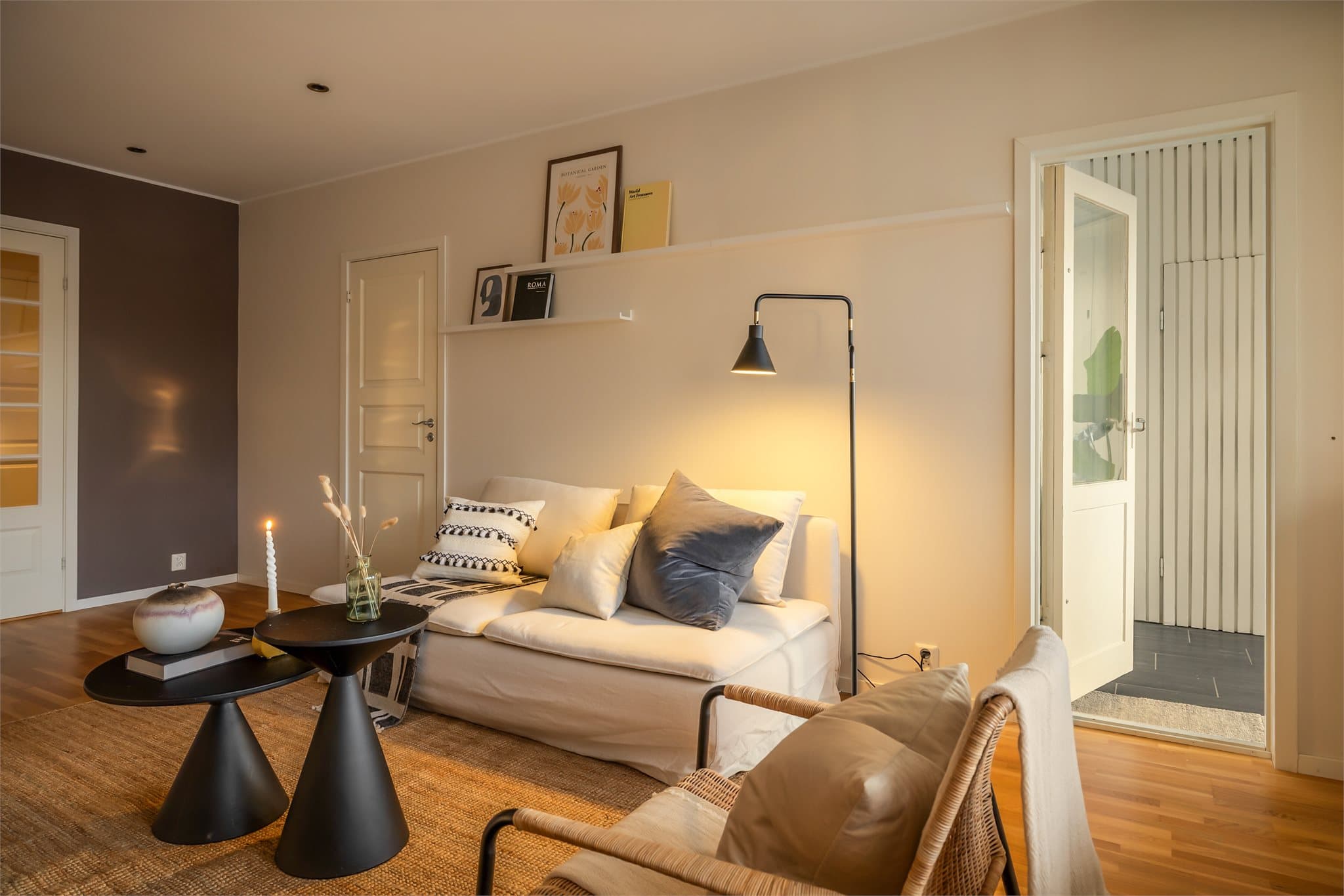 - Fra stuen har man direkte utgang til den flotte, innglassede balkongen -