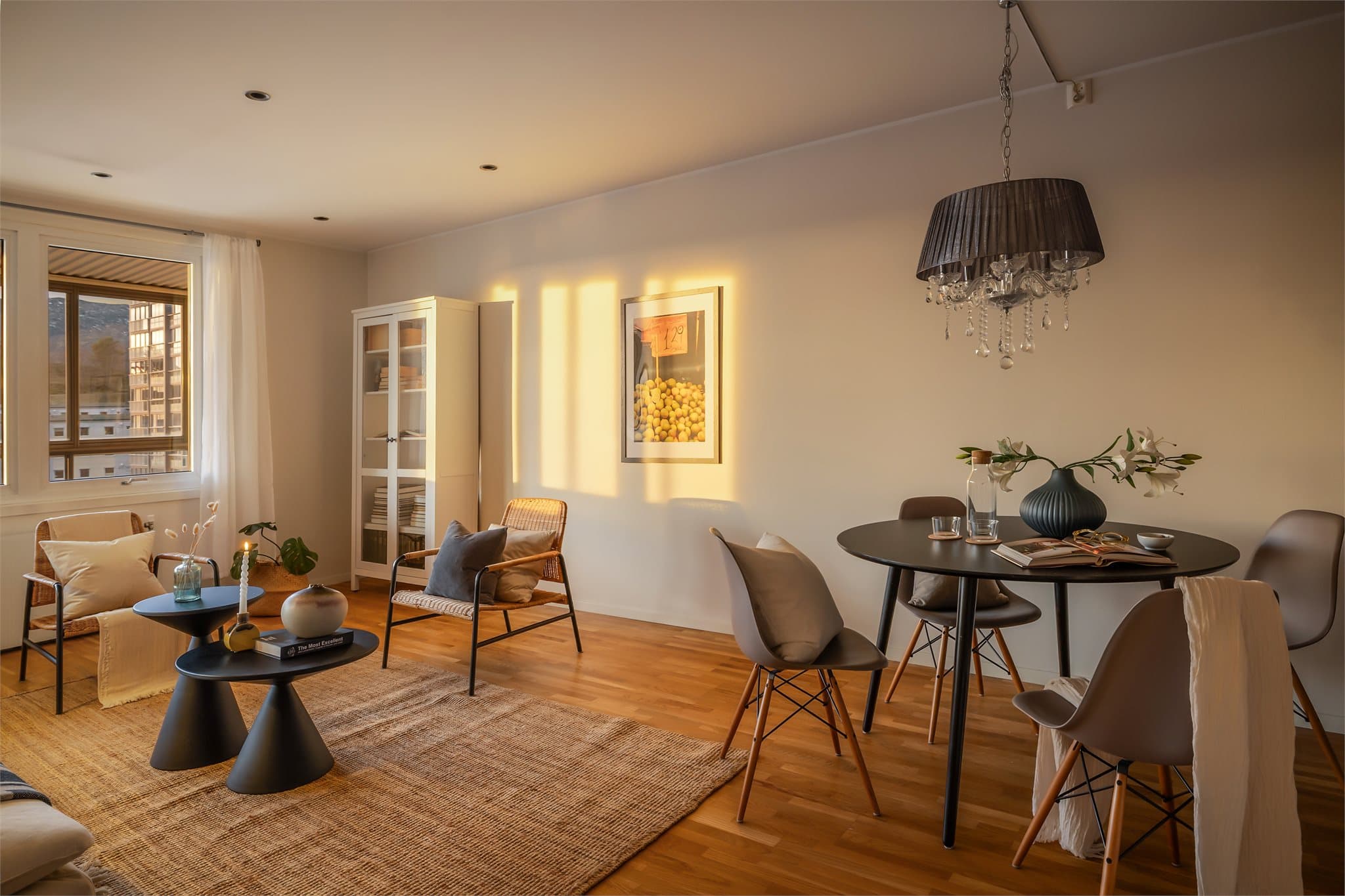 - Leiligheten ligger i byggets 3.etasje og har flott utsikt mot majestetiske fjell -