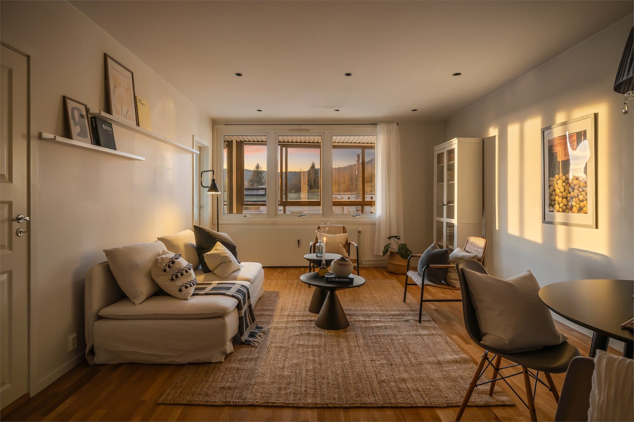 - Mye inkludert i felleskostnadene som blant annet sentralvarme, varmtvann, tv/internett, kommune avgifter - Svært lave bokostnader! -