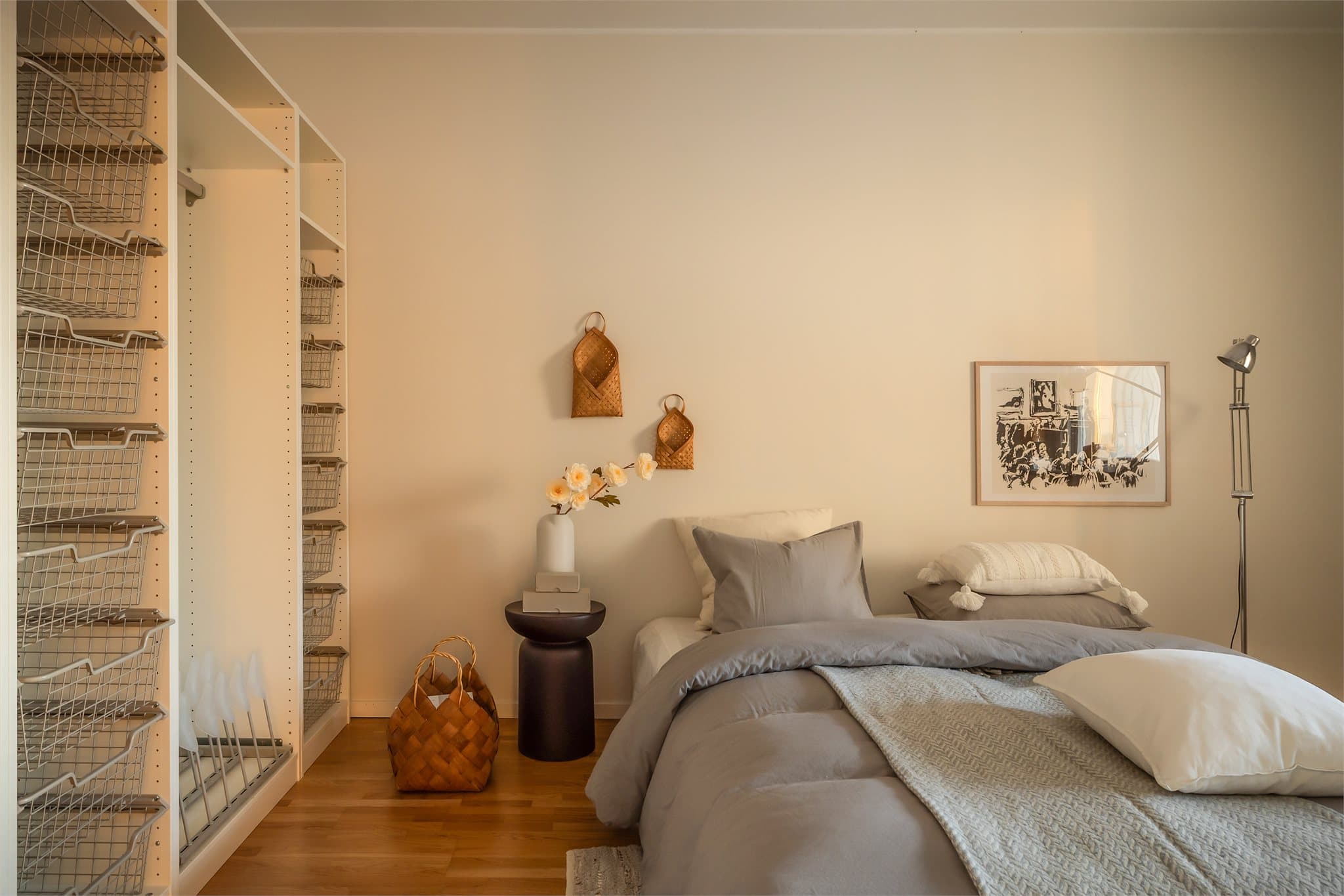 - Soverommet måler 10,1m² og har gode lagringsmuligheter i medfølgende garderobe -