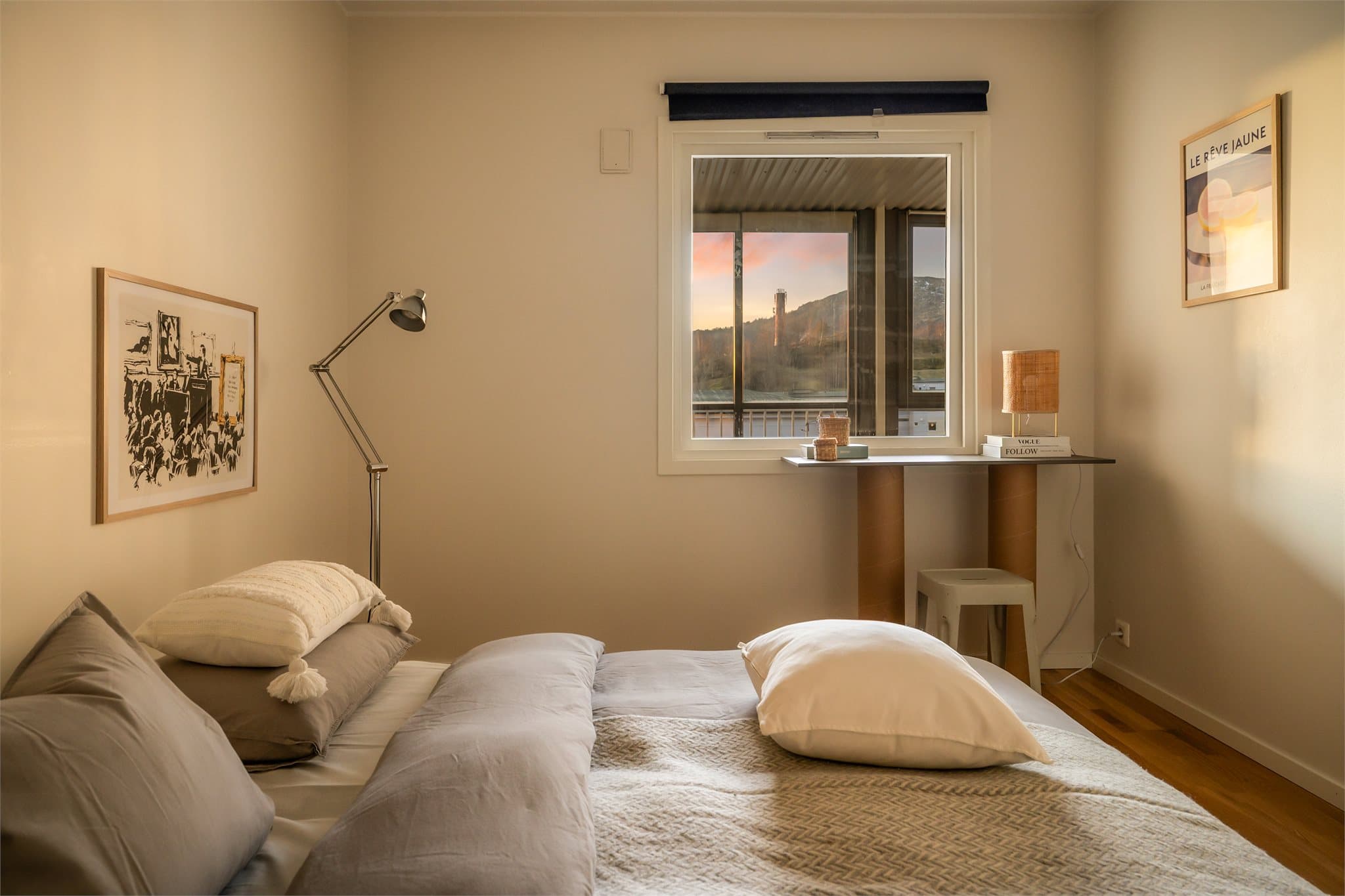 - God plass til seng i ønsket størrelse og tilhørende møblement -