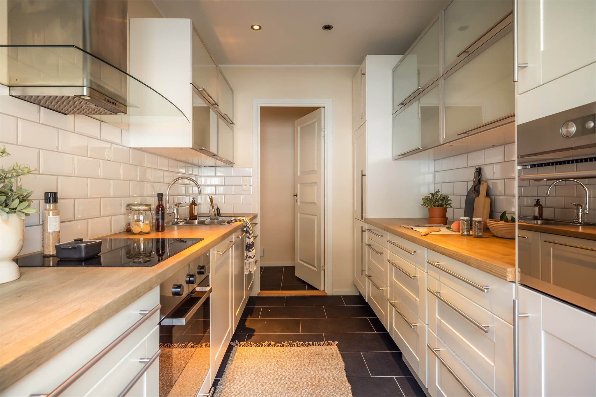 - Kjøkkeninnredning med profilerte fronter og benkeplate i laminat -