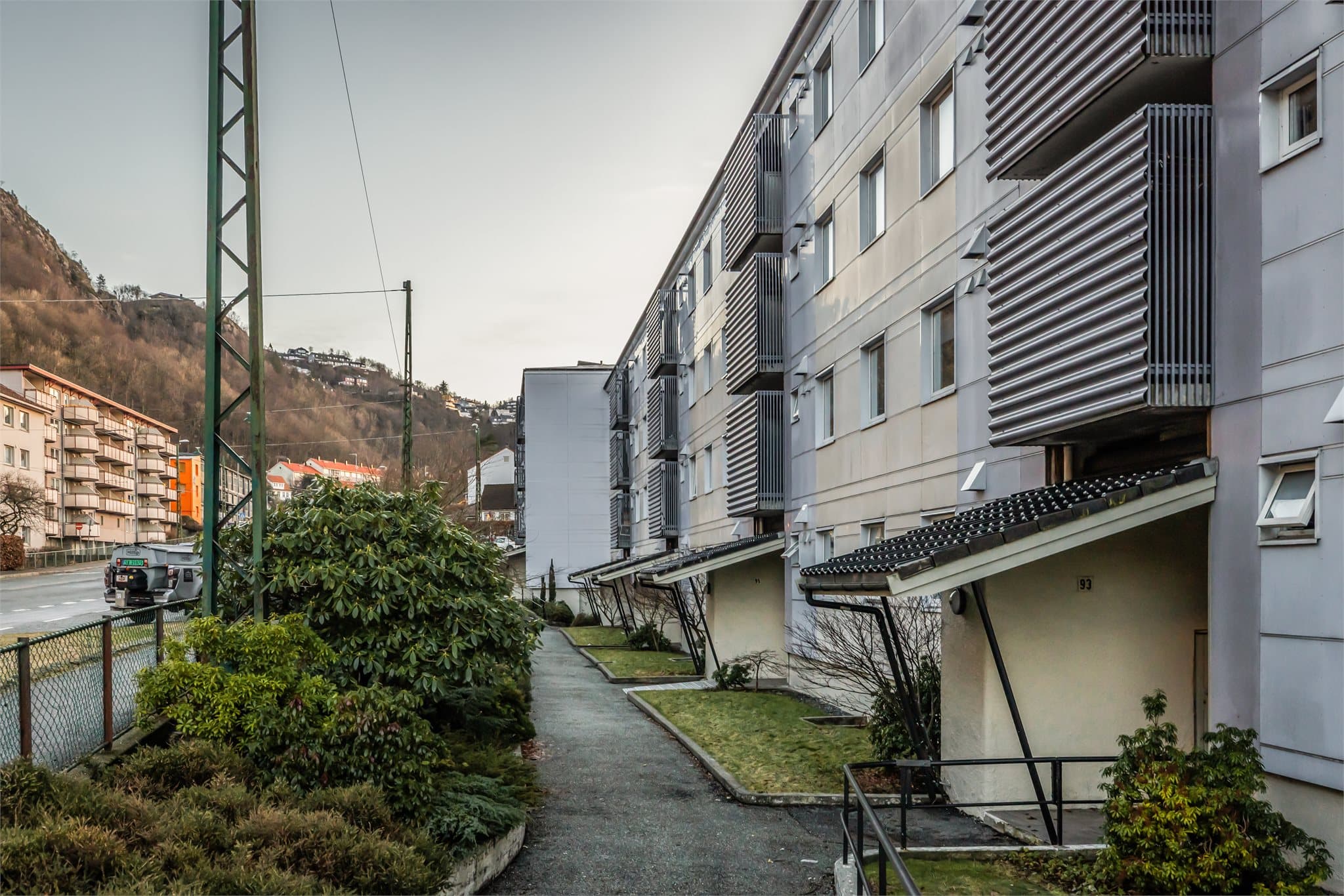 - Fra leiligheten er det 10 min gange til bybanestopp og Sletten senter -
