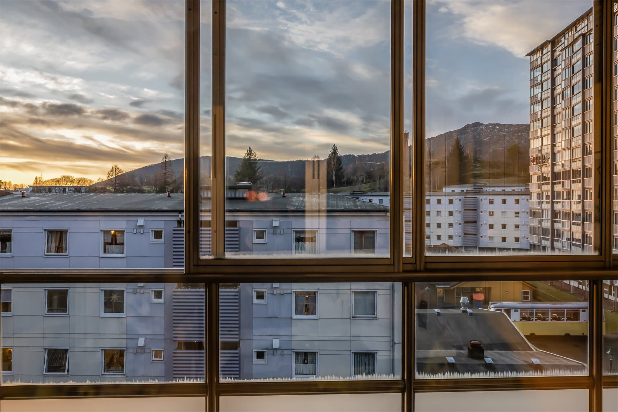 - Fra leiligheten er det gangavstand til buss, bybanestopp, dagligvare og Sletten senter -