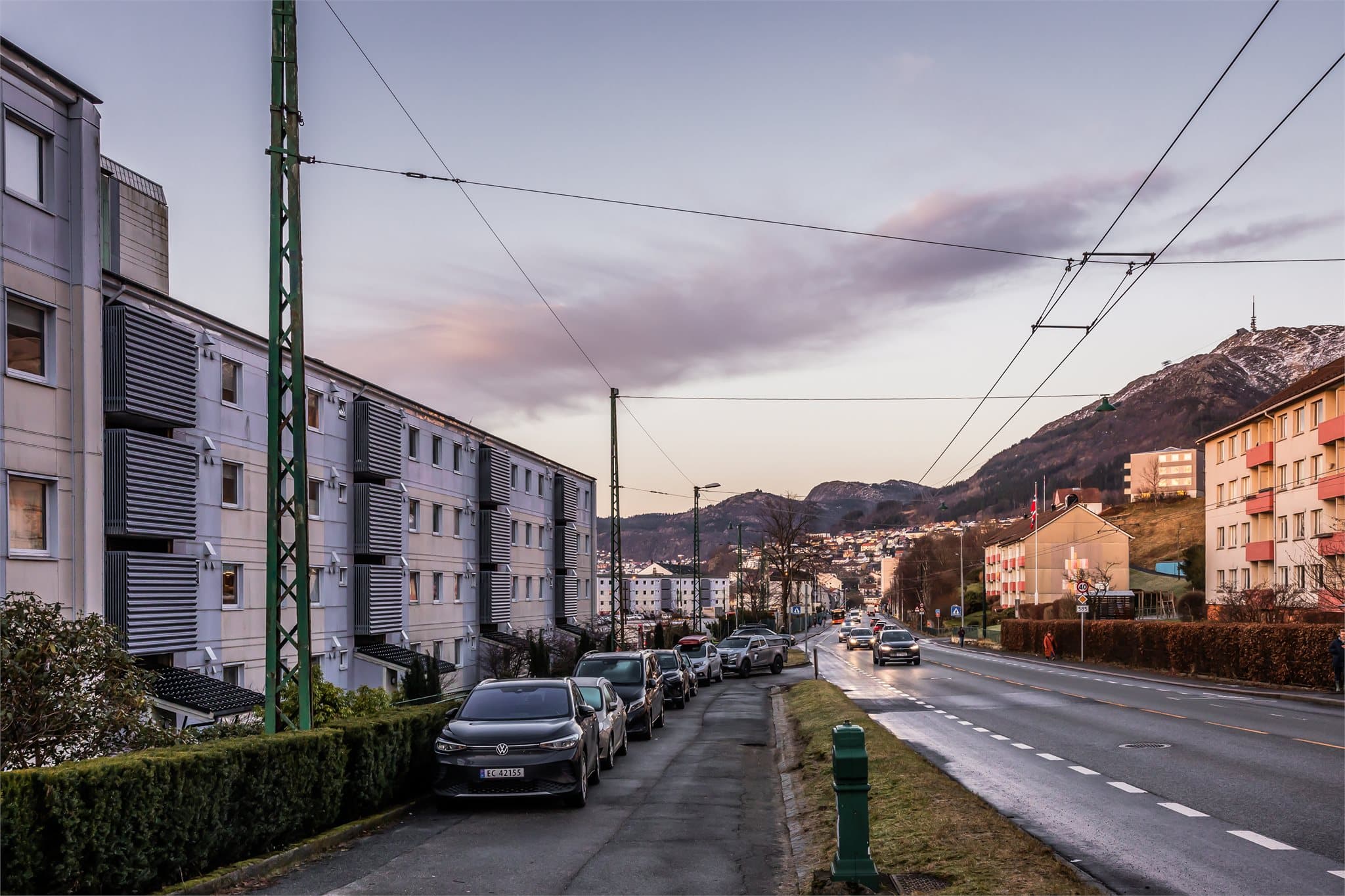 - Det er kort vei til naturskjønne områder som Tveitevannet, Mannsverk park, Montana, Nattlandsfjellet, Ulriken og Isdalen -