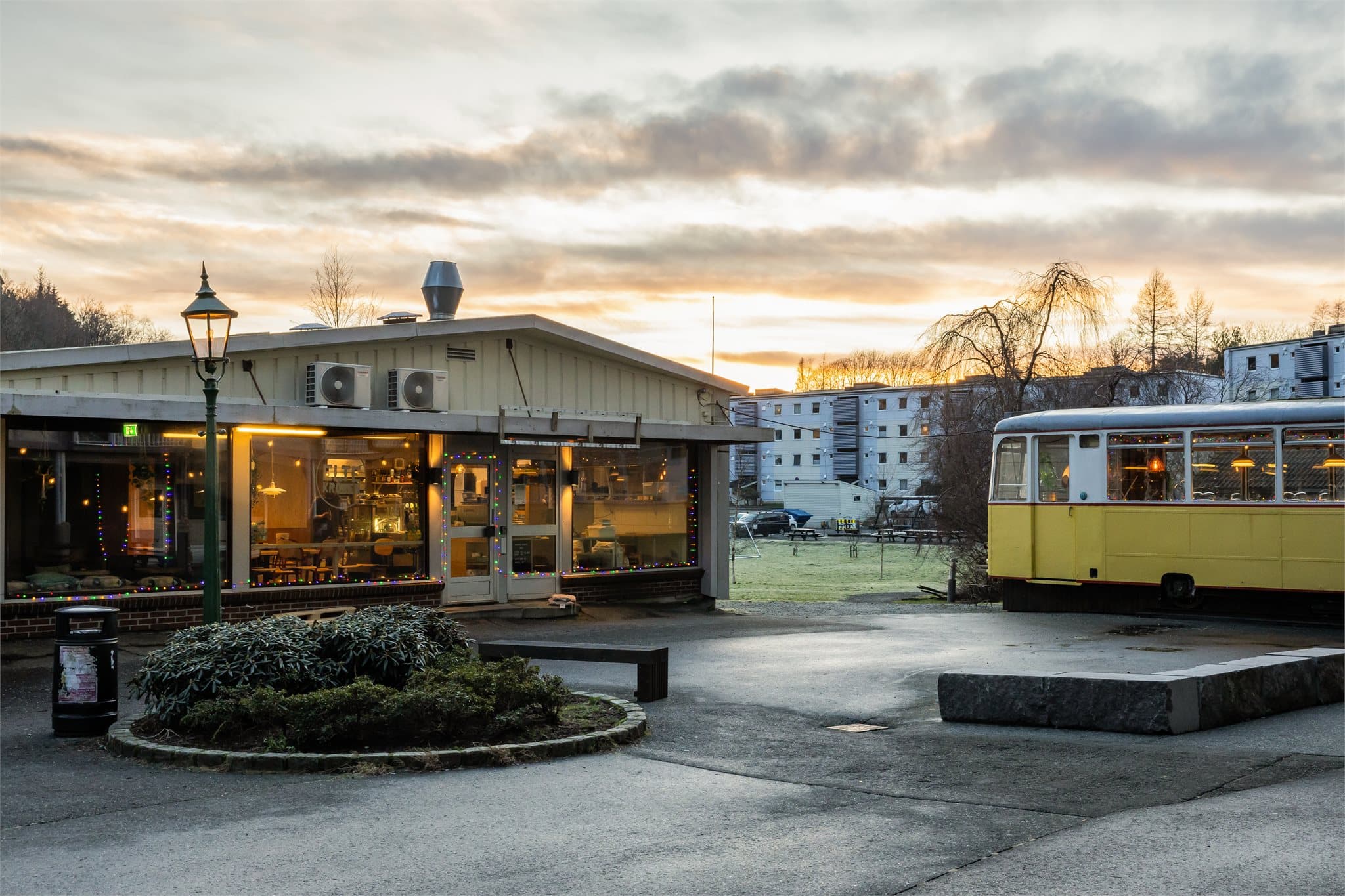 - Svært hyggelig med den lokale kaféen Eltekroken som er et sosialt møtested for nabolaget -